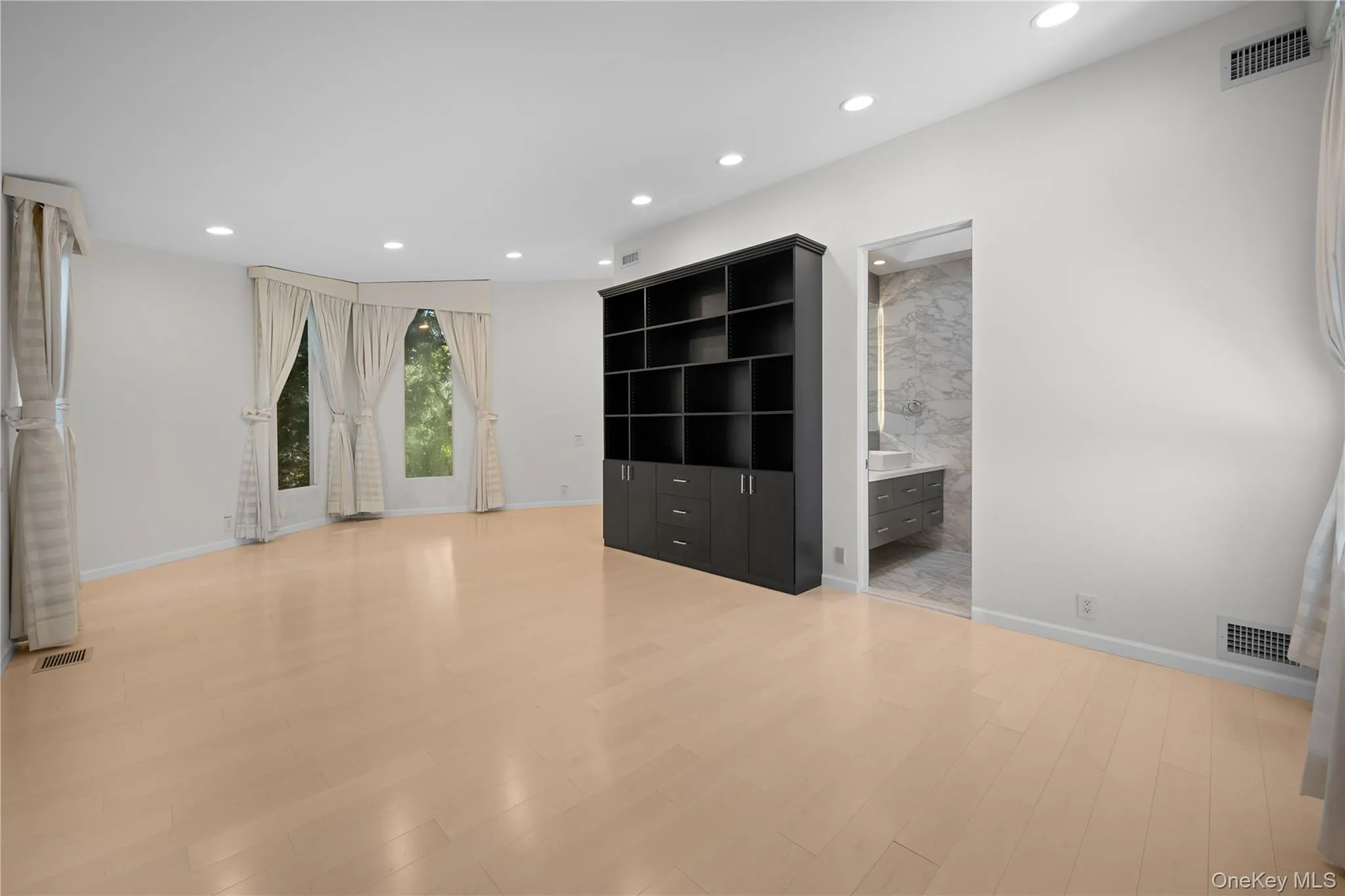 11 Surrey Lane, North Hempstead, NY, 5 Bedrooms Bedrooms, 11 Rooms Rooms,5 BathroomsBathrooms,Residential,For Rent,Surrey,0,1051014 11 Surrey Lane, North Hempstead, NY, 5 Bedrooms Bedrooms, 11 Rooms Rooms,5 BathroomsBathrooms,Residential,For Rent,Surrey,0,1051014