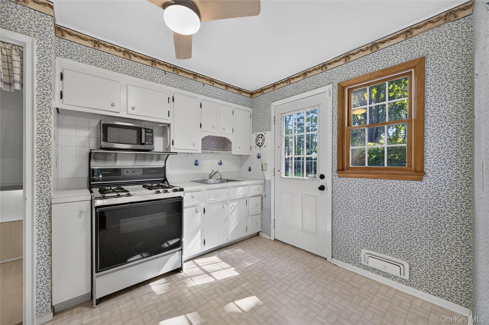 4 Oaktree Lane, Huntington, NY, 3 Bedrooms Bedrooms, 7 Rooms Rooms,1 BathroomBathrooms,Residential,For Rent,Oaktree,0,1051025 4 Oaktree Lane, Huntington, NY, 3 Bedrooms Bedrooms, 7 Rooms Rooms,1 BathroomBathrooms,Residential,For Rent,Oaktree,0,1051025
