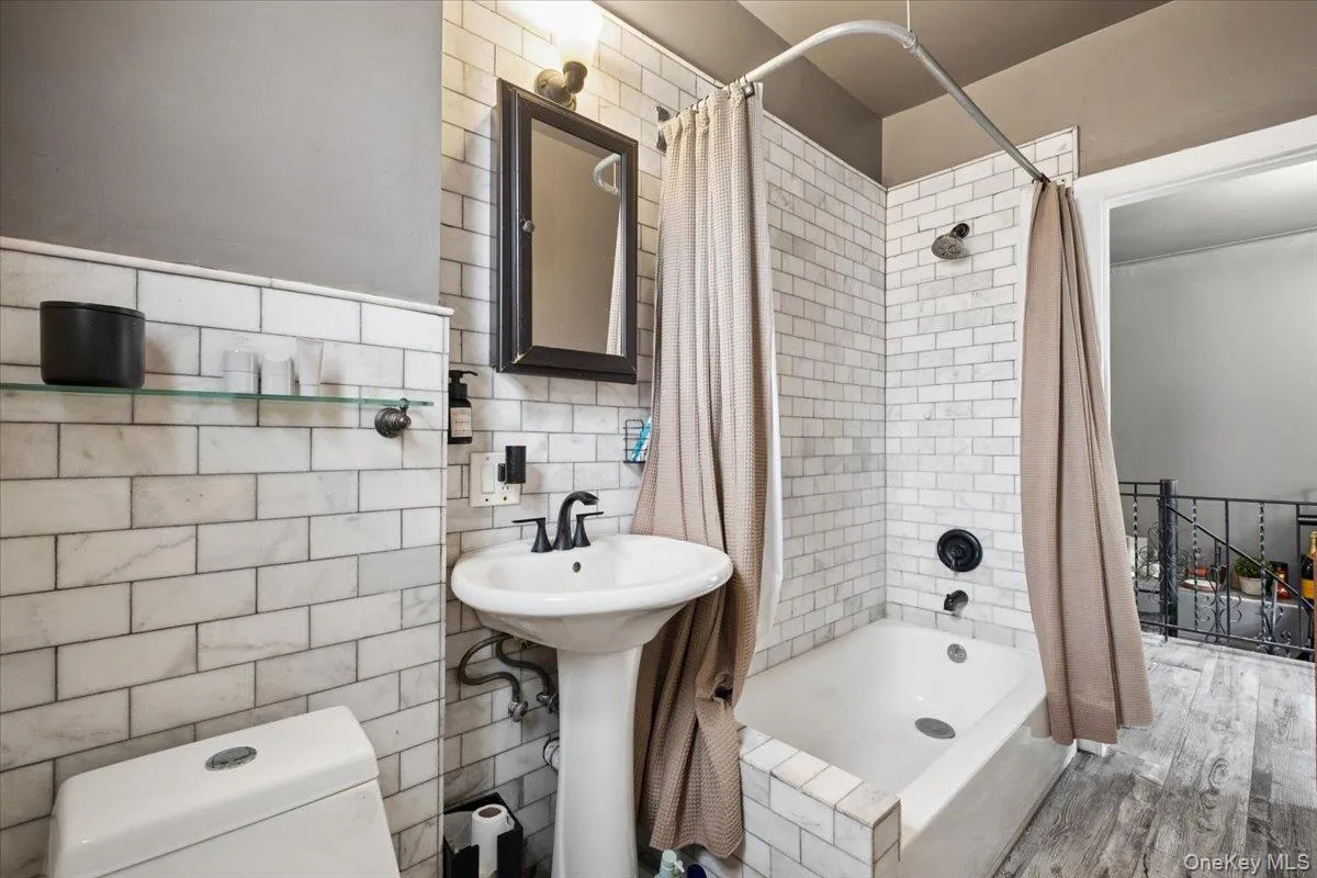 2760 Hering Avenue, New York, NY, 3 Bedrooms Bedrooms, 8 Rooms Rooms,2 BathroomsBathrooms,Residential,For Rent,Hering,0,1051036 2760 Hering Avenue, New York, NY, 3 Bedrooms Bedrooms, 8 Rooms Rooms,2 BathroomsBathrooms,Residential,For Rent,Hering,0,1051036