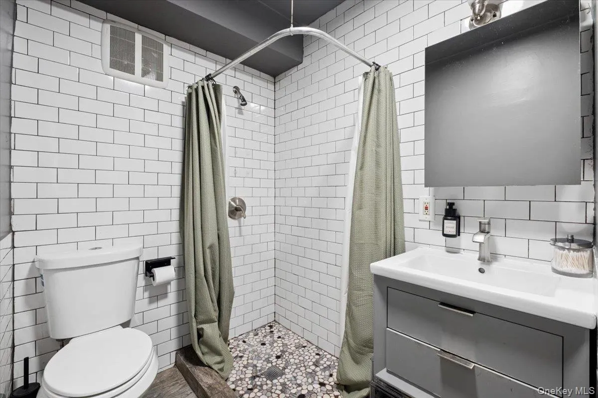 2760 Hering Avenue, New York, NY, 3 Bedrooms Bedrooms, 8 Rooms Rooms,2 BathroomsBathrooms,Residential,For Rent,Hering,0,1051036 2760 Hering Avenue, New York, NY, 3 Bedrooms Bedrooms, 8 Rooms Rooms,2 BathroomsBathrooms,Residential,For Rent,Hering,0,1051036
