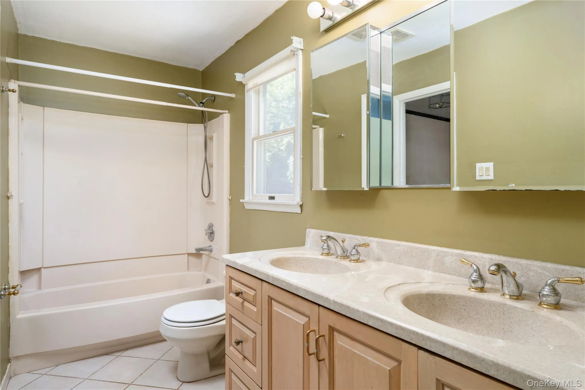 16 Heritage Place, Smithtown, NY, 4 Bedrooms Bedrooms, 9 Rooms Rooms,2 BathroomsBathrooms,Residential,For Rent,Heritage,0,1051061 16 Heritage Place, Smithtown, NY, 4 Bedrooms Bedrooms, 9 Rooms Rooms,2 BathroomsBathrooms,Residential,For Rent,Heritage,0,1051061