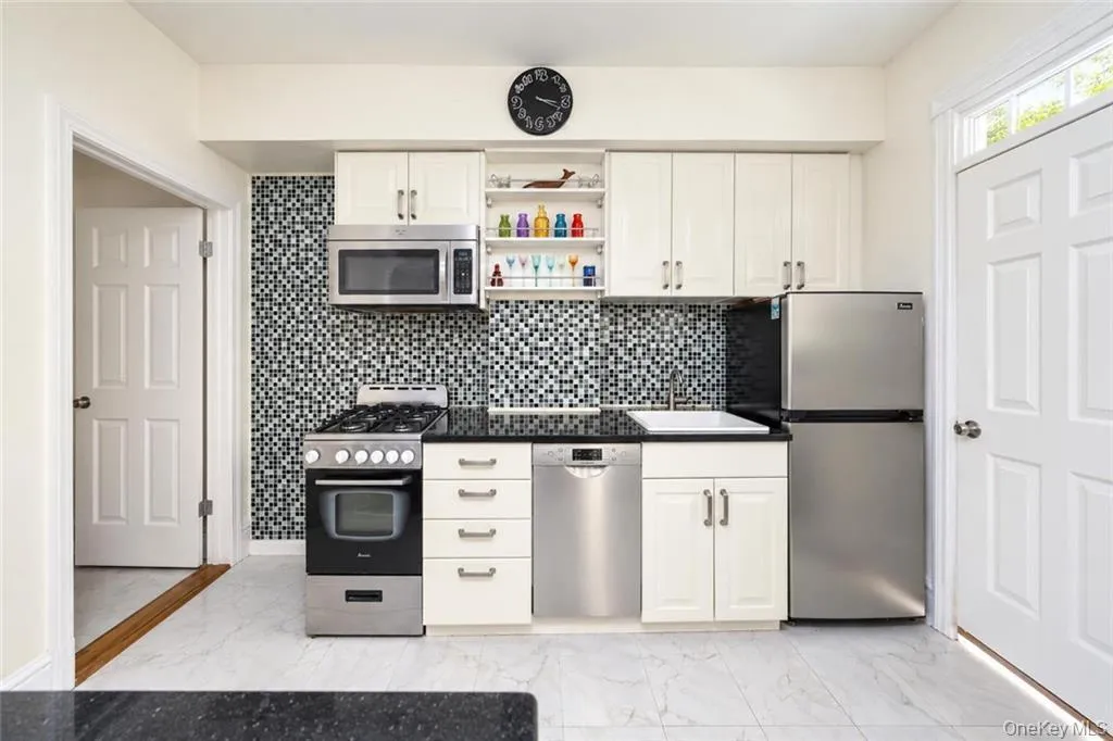 2454 18th Street, New York, NY, 3 Bedrooms Bedrooms, 7 Rooms Rooms,2 BathroomsBathrooms,Residential,For Rent,18th,0,1051086 2454 18th Street, New York, NY, 3 Bedrooms Bedrooms, 7 Rooms Rooms,2 BathroomsBathrooms,Residential,For Rent,18th,0,1051086