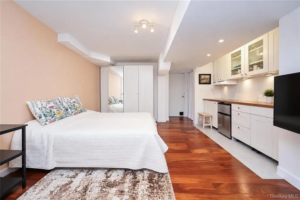 2454 18th Street, New York, NY, 3 Bedrooms Bedrooms, 7 Rooms Rooms,2 BathroomsBathrooms,Residential,For Rent,18th,0,1051086 2454 18th Street, New York, NY, 3 Bedrooms Bedrooms, 7 Rooms Rooms,2 BathroomsBathrooms,Residential,For Rent,18th,0,1051086