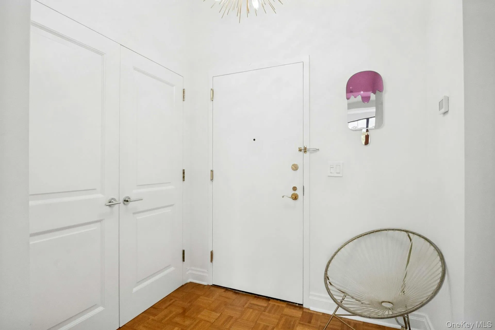 Entry into this special 1BR apartment Entry into this special 1BR apartment
