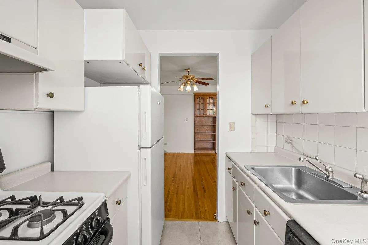6300 Riverdale Avenue, New York, NY, 1 Bedroom Bedrooms, 3 Rooms Rooms,1 BathroomBathrooms,Residential,For Rent,Riverdale,0,1051123 6300 Riverdale Avenue, New York, NY, 1 Bedroom Bedrooms, 3 Rooms Rooms,1 BathroomBathrooms,Residential,For Rent,Riverdale,0,1051123