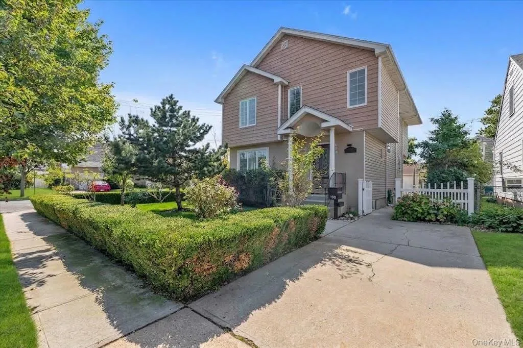 199 Royal Avenue, North Hempstead, NY, 4 Bedrooms Bedrooms, 7 Rooms Rooms,3 BathroomsBathrooms,Residential,For Rent,Royal,0,1051130 199 Royal Avenue, North Hempstead, NY, 4 Bedrooms Bedrooms, 7 Rooms Rooms,3 BathroomsBathrooms,Residential,For Rent,Royal,0,1051130