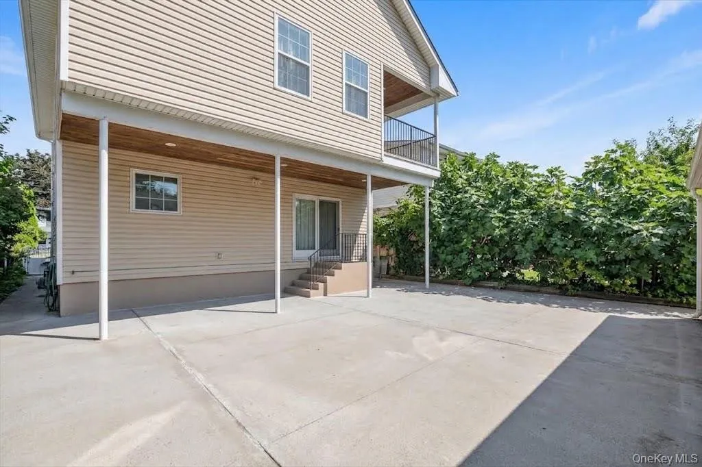 199 Royal Avenue, North Hempstead, NY, 4 Bedrooms Bedrooms, 7 Rooms Rooms,3 BathroomsBathrooms,Residential,For Rent,Royal,0,1051130 199 Royal Avenue, North Hempstead, NY, 4 Bedrooms Bedrooms, 7 Rooms Rooms,3 BathroomsBathrooms,Residential,For Rent,Royal,0,1051130