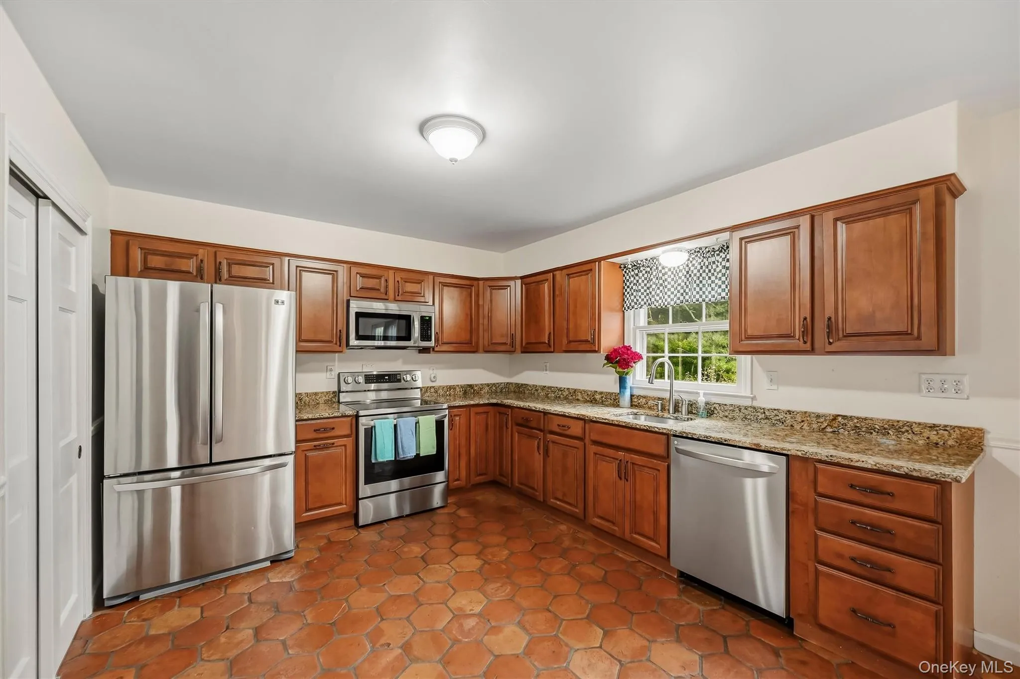 Plenty of wood cabinetry, stainless steel appliances and granite counter tops make meal prep a breeze. Plenty of wood cabinetry, stainless steel appliances and granite counter tops make meal prep a breeze.