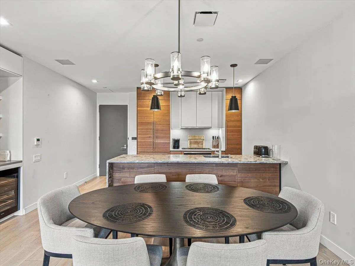 2121 31st Street, New York, NY, 3 Bedrooms Bedrooms, 6 Rooms Rooms,2 BathroomsBathrooms,Residential,For Rent,31st,0,1051141 2121 31st Street, New York, NY, 3 Bedrooms Bedrooms, 6 Rooms Rooms,2 BathroomsBathrooms,Residential,For Rent,31st,0,1051141