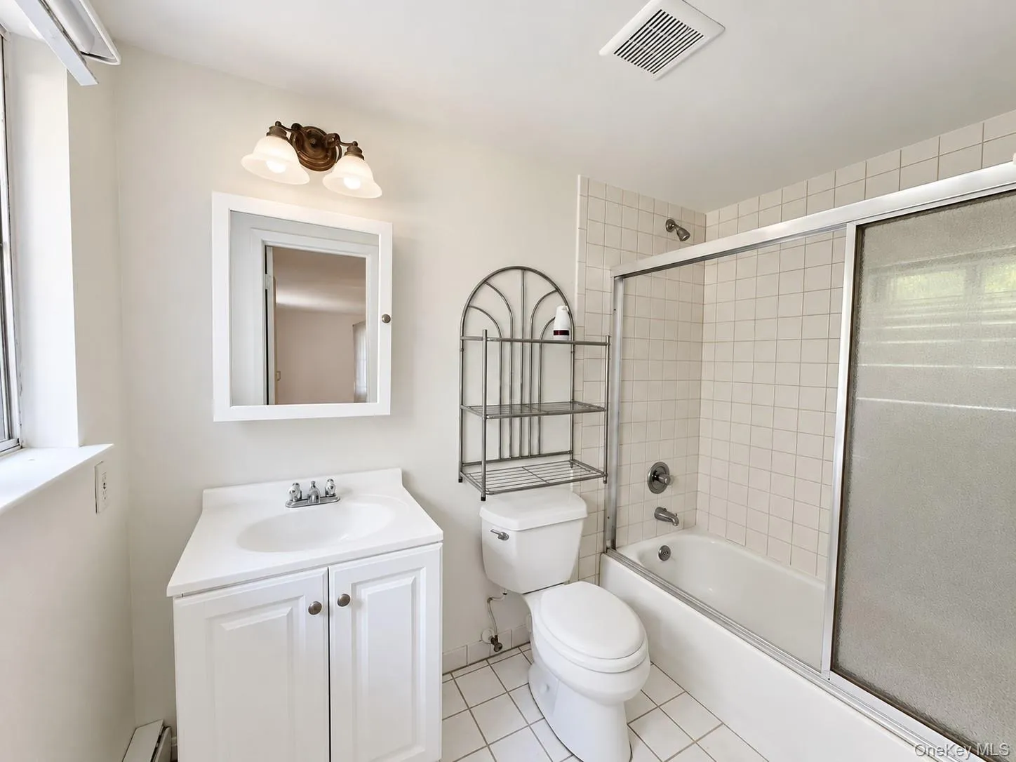 Full Bathroom w/ Tub Full Bathroom w/ Tub