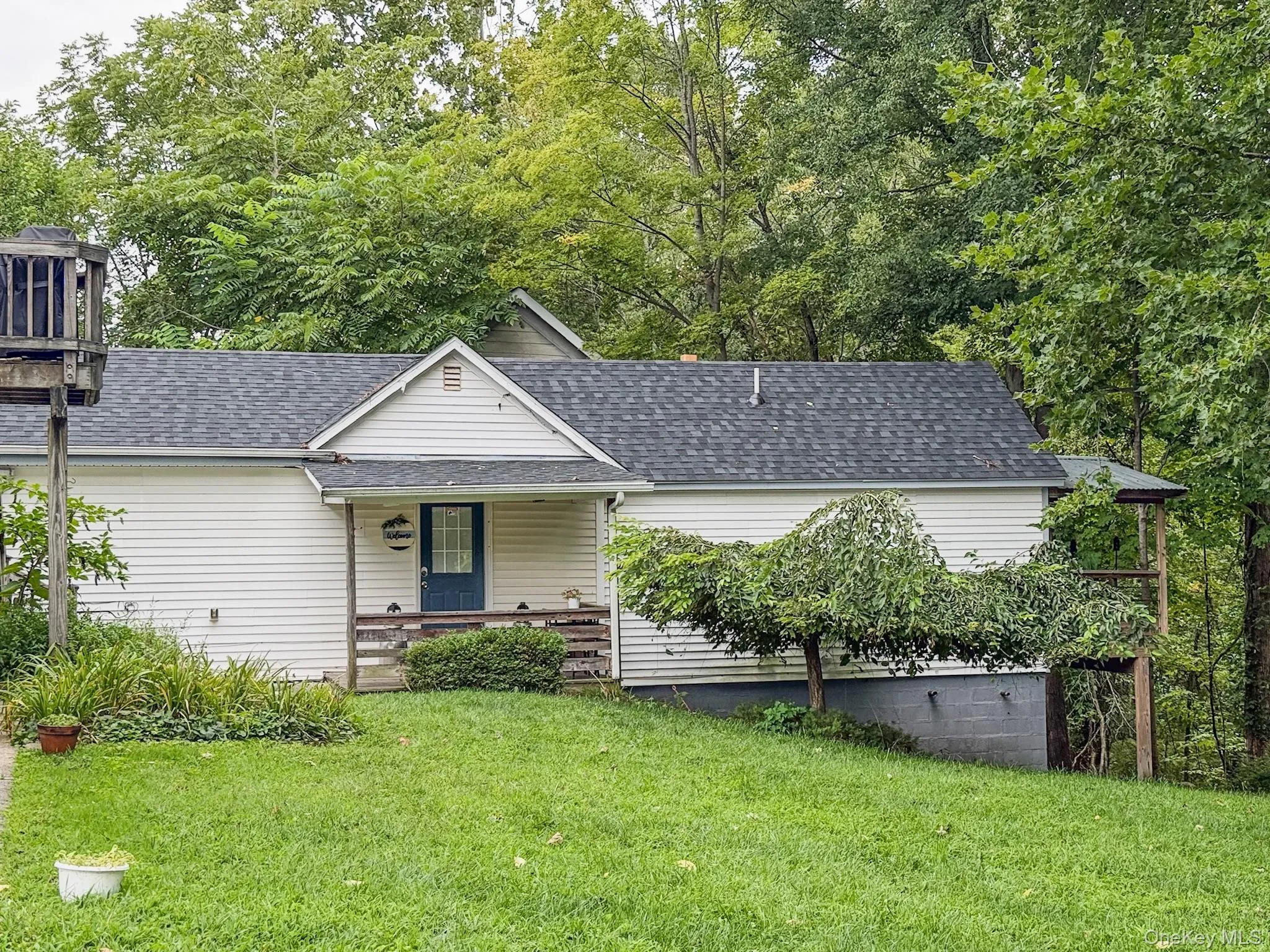 Detached Cottage with own driveway and private deck Detached Cottage with own driveway and private deck