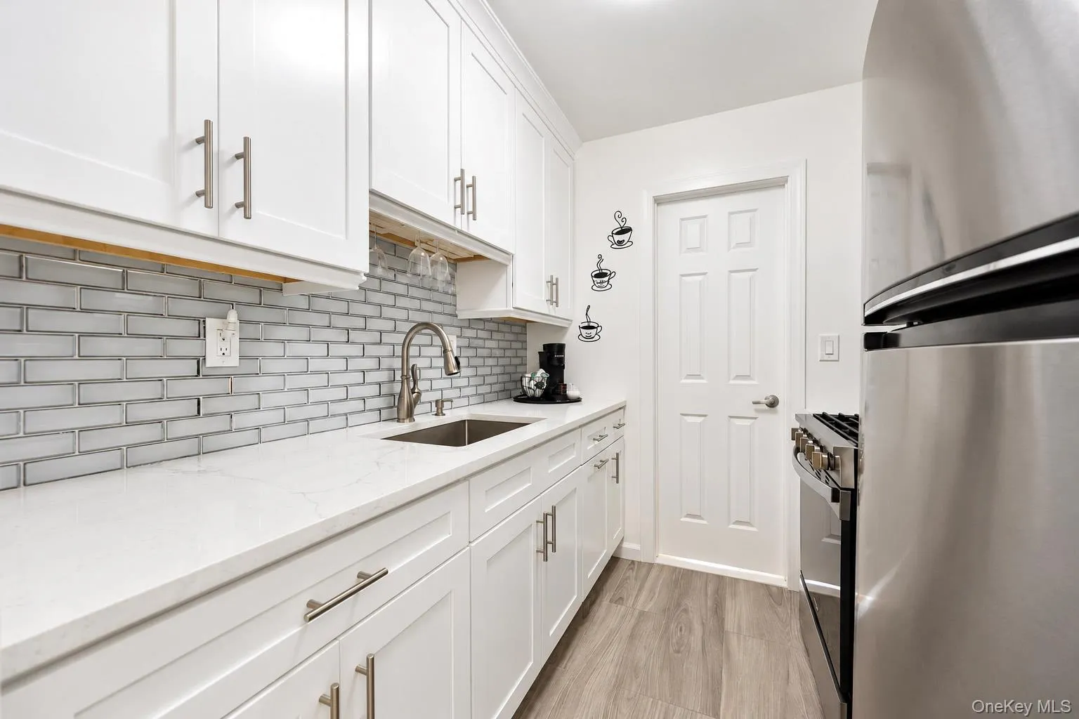 Fully renovated with new floors, quartz countertops & stainless steel appliances in April 2026 Fully renovated with new floors, quartz countertops & stainless steel appliances in April 2026