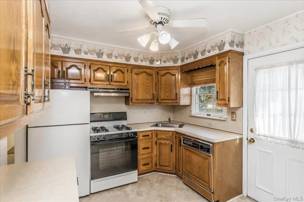 38 Croyden Lane, Oyster Bay, NY, 4 Bedrooms Bedrooms, 7 Rooms Rooms,1 BathroomBathrooms,Residential,For Rent,Croyden,0,1051273 38 Croyden Lane, Oyster Bay, NY, 4 Bedrooms Bedrooms, 7 Rooms Rooms,1 BathroomBathrooms,Residential,For Rent,Croyden,0,1051273