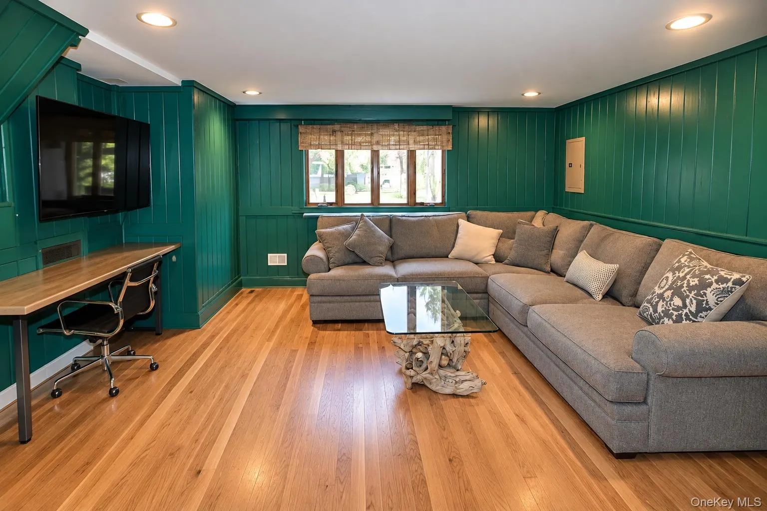 Family room/Bedroom/Office Family room/Bedroom/Office