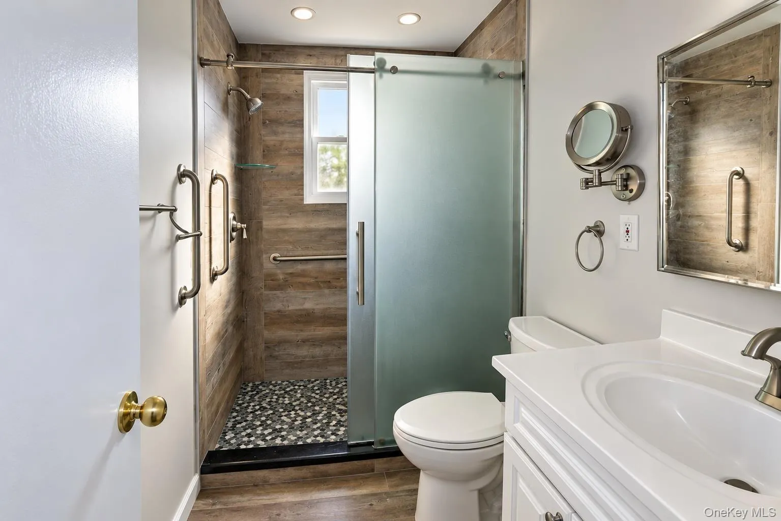 Recently renovated full bath. Recently renovated full bath.