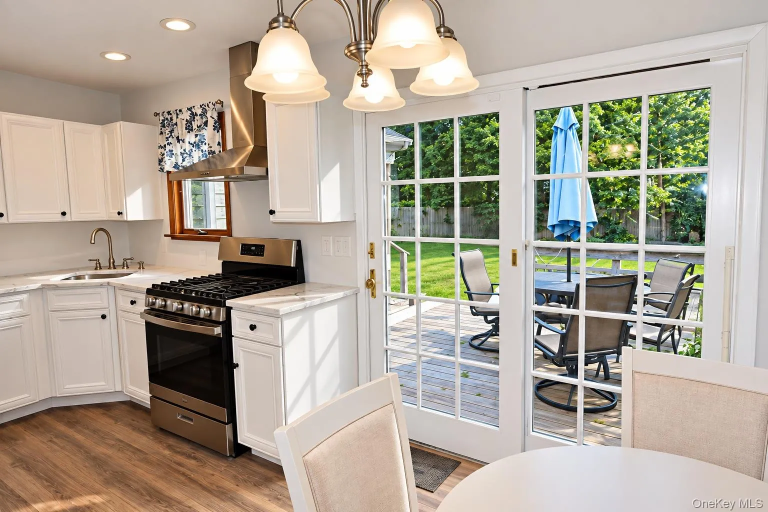 Easy access for outdoor entertaining. Easy access for outdoor entertaining.