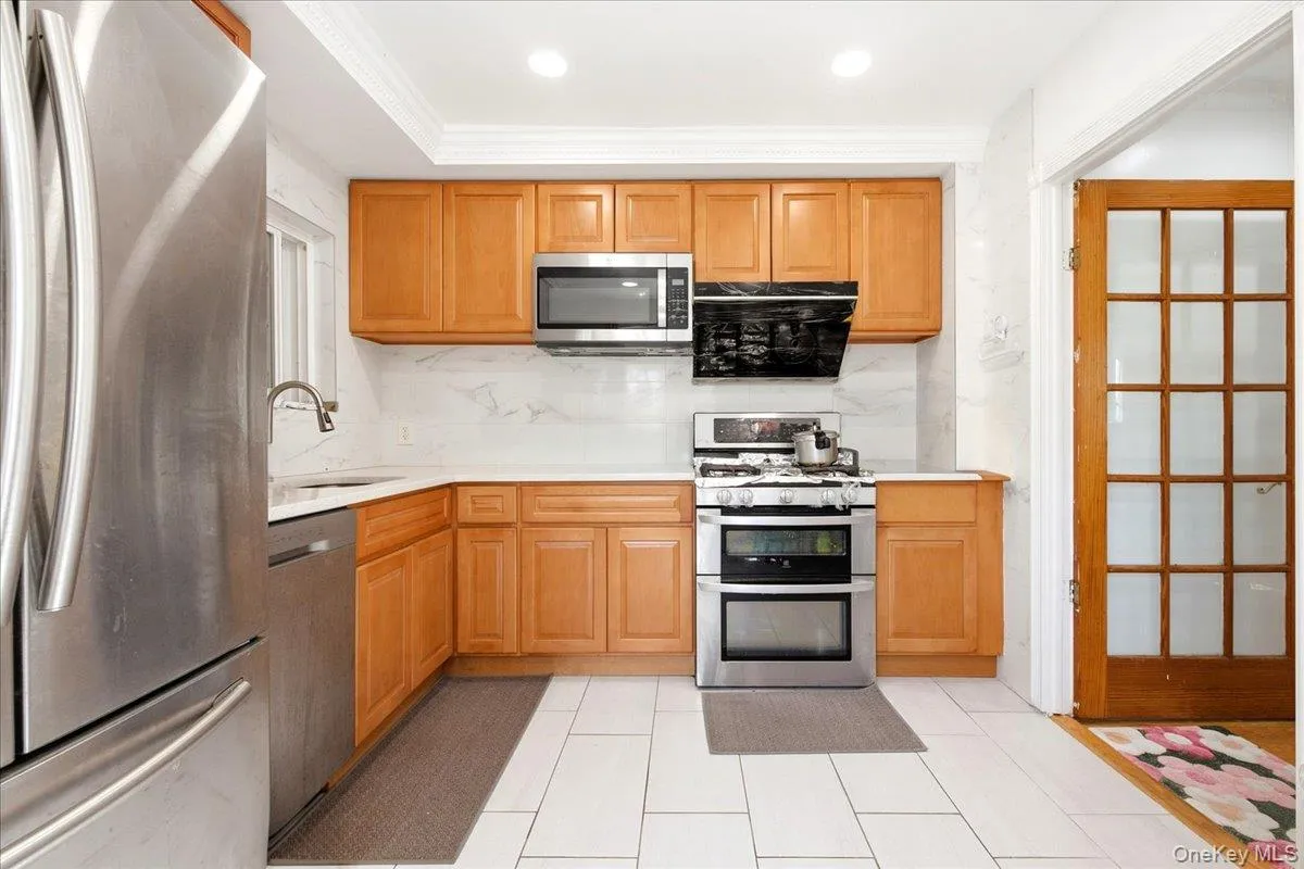 77-32 160th Street, New York, NY, 3 Bedrooms Bedrooms, 7 Rooms Rooms,1 BathroomBathrooms,Residential Lease,For Rent,160th,0,1051316 77-32 160th Street, New York, NY, 3 Bedrooms Bedrooms, 7 Rooms Rooms,1 BathroomBathrooms,Residential Lease,For Rent,160th,0,1051316