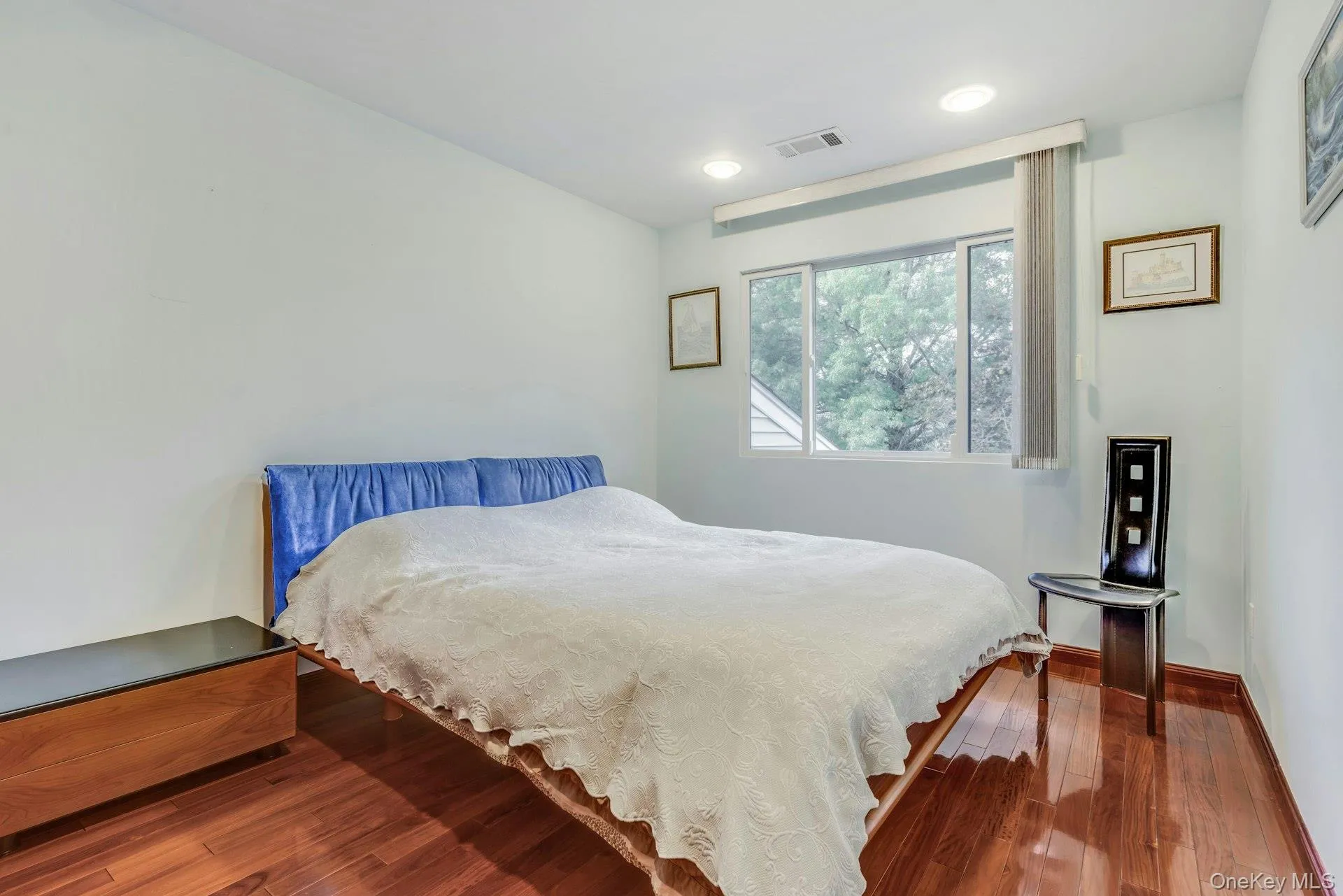 Bedroom wtih hard wood floors Bedroom wtih hard wood floors