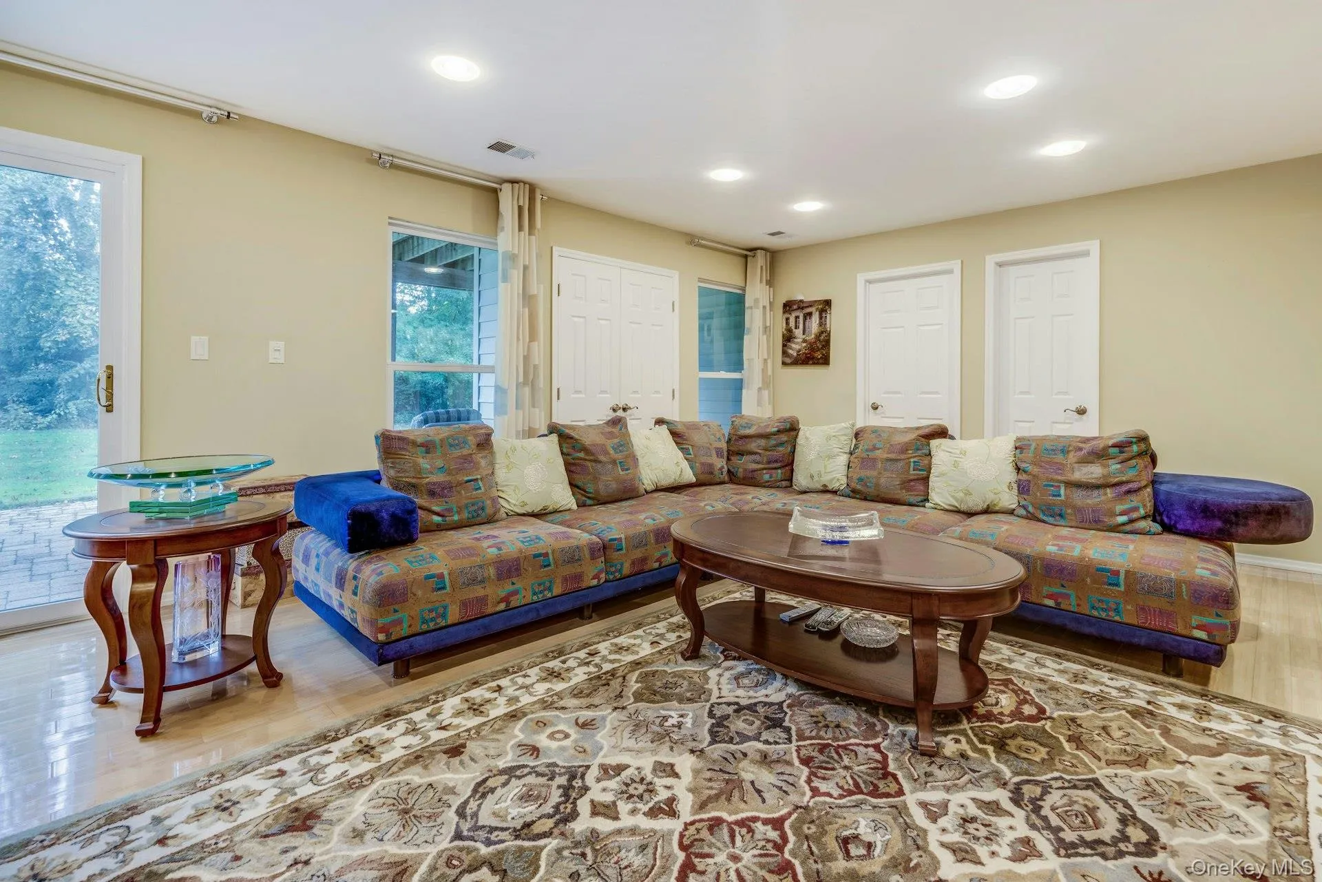 Large famlly room with sliders to back Large famlly room with sliders to back