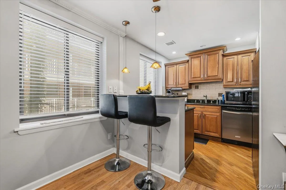 425 Shore Road, Long Beach, NY, 1 Bedroom Bedrooms, 5 Rooms Rooms,2 BathroomsBathrooms,Residential,For Rent,Shore,0,1051329 425 Shore Road, Long Beach, NY, 1 Bedroom Bedrooms, 5 Rooms Rooms,2 BathroomsBathrooms,Residential,For Rent,Shore,0,1051329