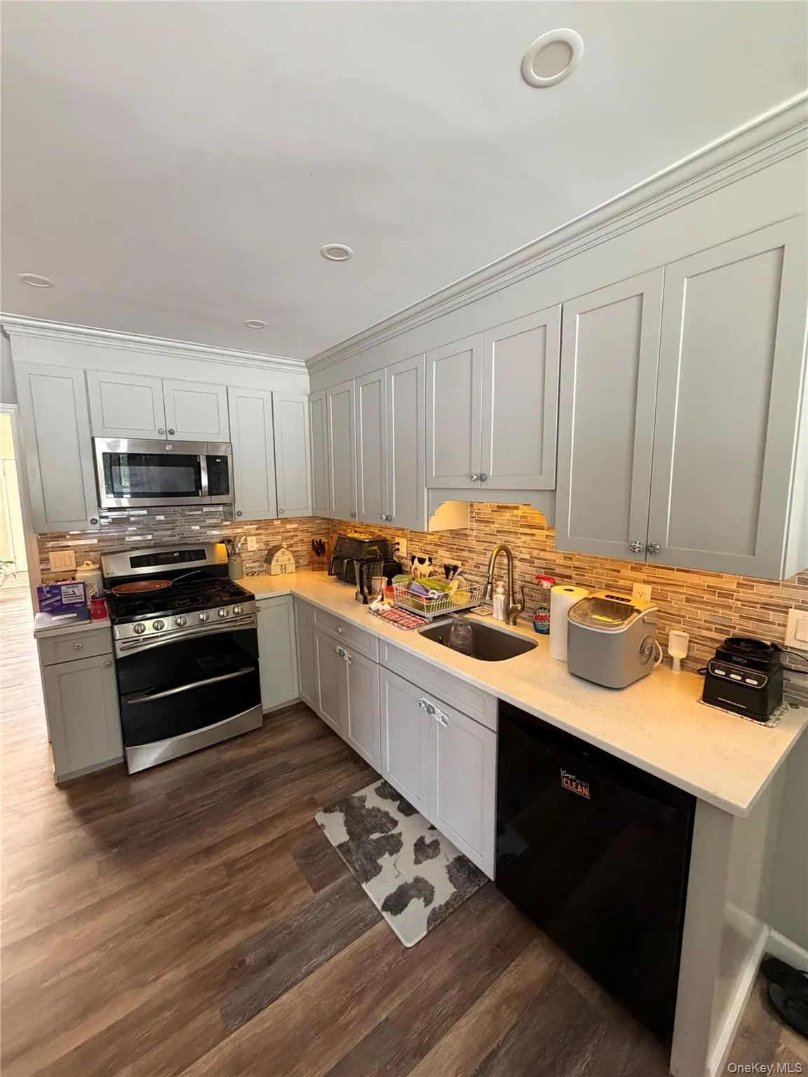 6 Melton Drive, Hempstead, NY, 7 Bedrooms Bedrooms, 16 Rooms Rooms,3 BathroomsBathrooms,Residential,For Rent,Melton,0,1051335 6 Melton Drive, Hempstead, NY, 7 Bedrooms Bedrooms, 16 Rooms Rooms,3 BathroomsBathrooms,Residential,For Rent,Melton,0,1051335