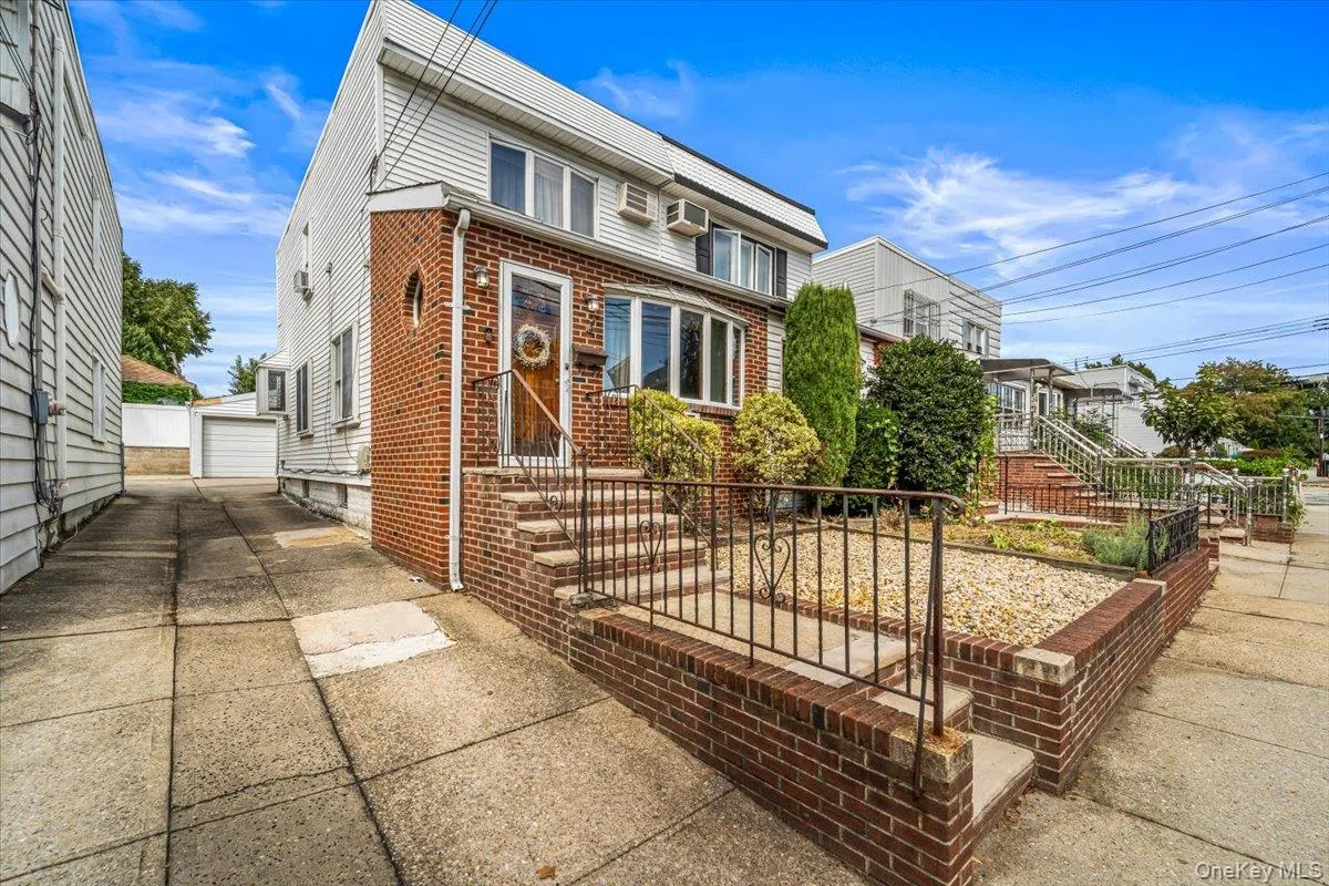 201-13 34th Avenue, New York, NY, 3 Bedrooms Bedrooms, 6 Rooms Rooms,1 BathroomBathrooms,Residential,For Rent,34th,0,1051348 201-13 34th Avenue, New York, NY, 3 Bedrooms Bedrooms, 6 Rooms Rooms,1 BathroomBathrooms,Residential,For Rent,34th,0,1051348