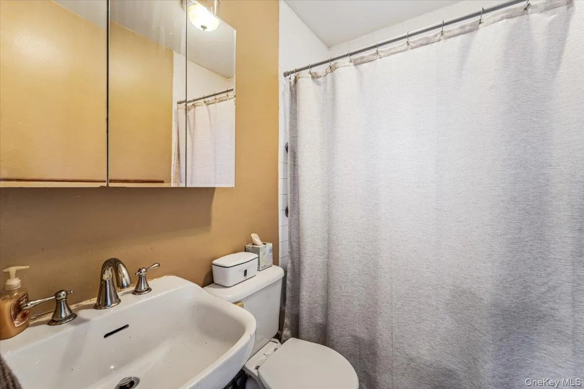 201-13 34th Avenue, New York, NY, 3 Bedrooms Bedrooms, 6 Rooms Rooms,1 BathroomBathrooms,Residential,For Rent,34th,0,1051348 201-13 34th Avenue, New York, NY, 3 Bedrooms Bedrooms, 6 Rooms Rooms,1 BathroomBathrooms,Residential,For Rent,34th,0,1051348