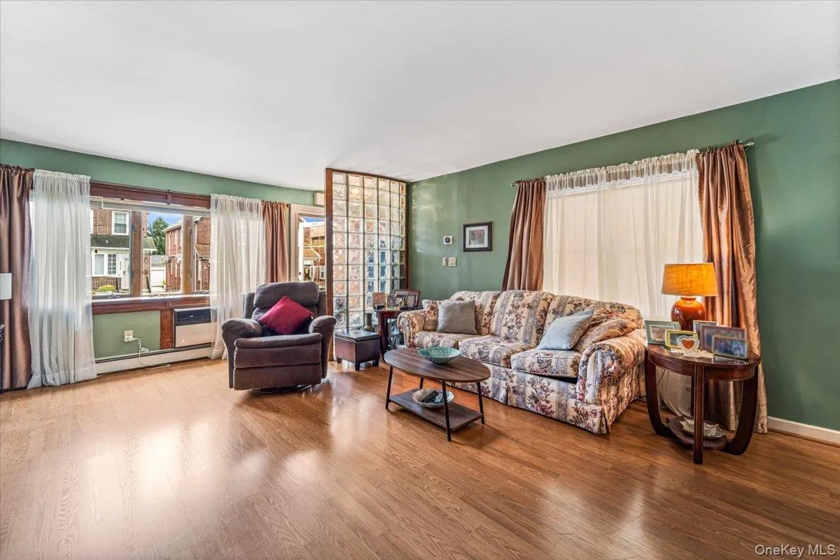 201-13 34th Avenue, New York, NY, 3 Bedrooms Bedrooms, 6 Rooms Rooms,1 BathroomBathrooms,Residential,For Rent,34th,0,1051348 201-13 34th Avenue, New York, NY, 3 Bedrooms Bedrooms, 6 Rooms Rooms,1 BathroomBathrooms,Residential,For Rent,34th,0,1051348