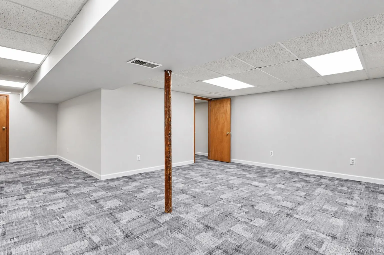 Virtually decluttered & carpeting finished Virtually decluttered & carpeting finished
