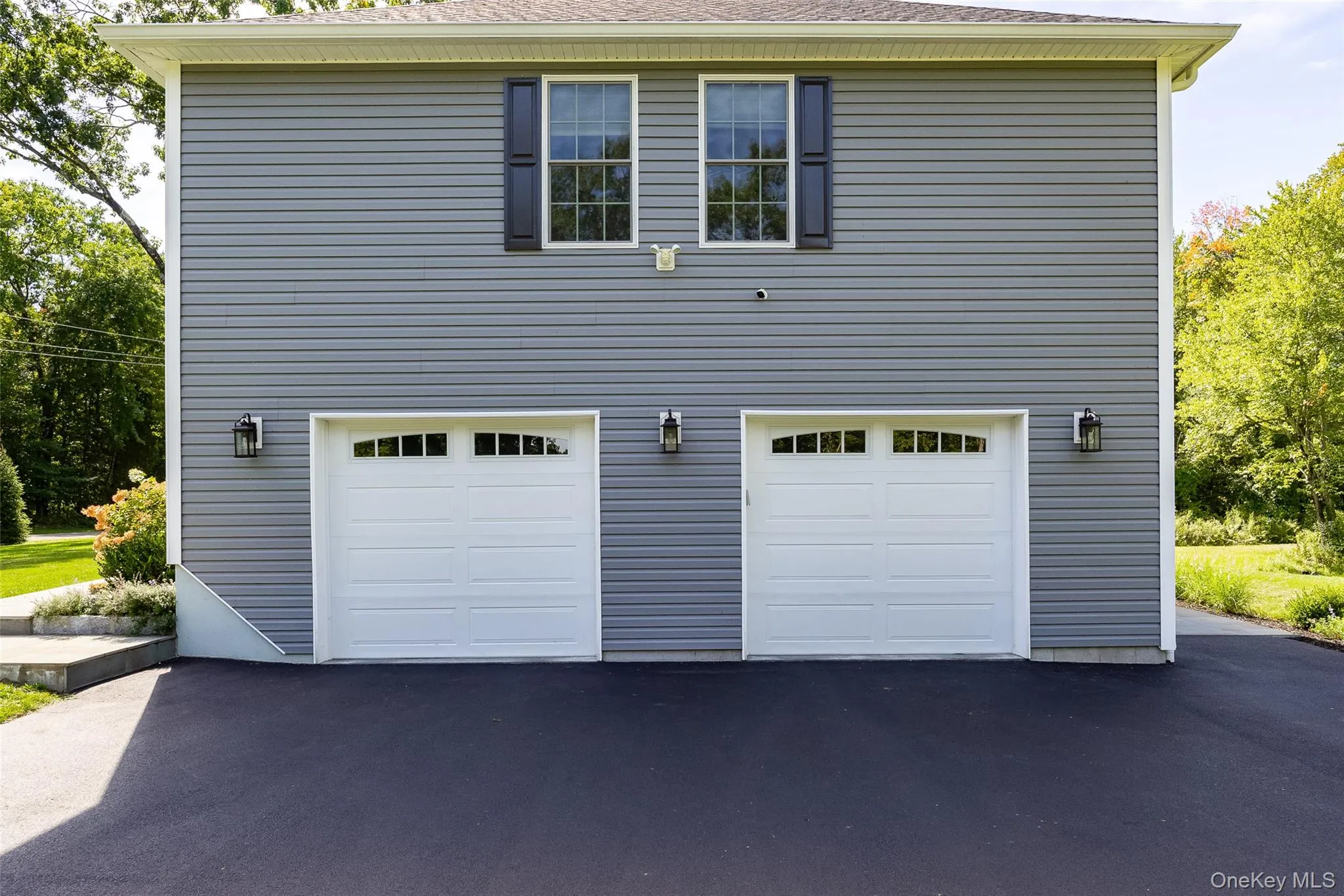 Oversized garage has ample space for workshop, tractor and 2 cars Oversized garage has ample space for workshop, tractor and 2 cars