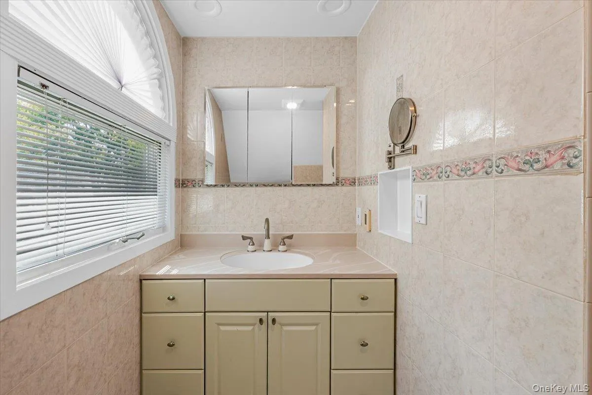 57 Elbow Lane, Hempstead, NY, 4 Bedrooms Bedrooms, 7 Rooms Rooms,2 BathroomsBathrooms,Residential,For Rent,Elbow,0,1051478 57 Elbow Lane, Hempstead, NY, 4 Bedrooms Bedrooms, 7 Rooms Rooms,2 BathroomsBathrooms,Residential,For Rent,Elbow,0,1051478