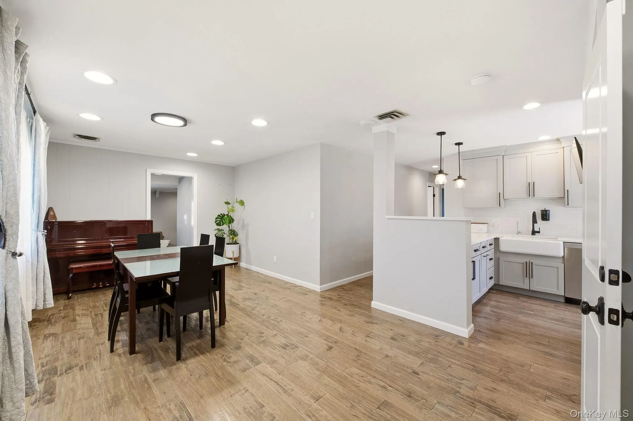 90 Conklin Street, Oyster Bay, NY, 3 Bedrooms Bedrooms, 6 Rooms Rooms,2 BathroomsBathrooms,Residential,For Rent,Conklin,0,1051492 90 Conklin Street, Oyster Bay, NY, 3 Bedrooms Bedrooms, 6 Rooms Rooms,2 BathroomsBathrooms,Residential,For Rent,Conklin,0,1051492