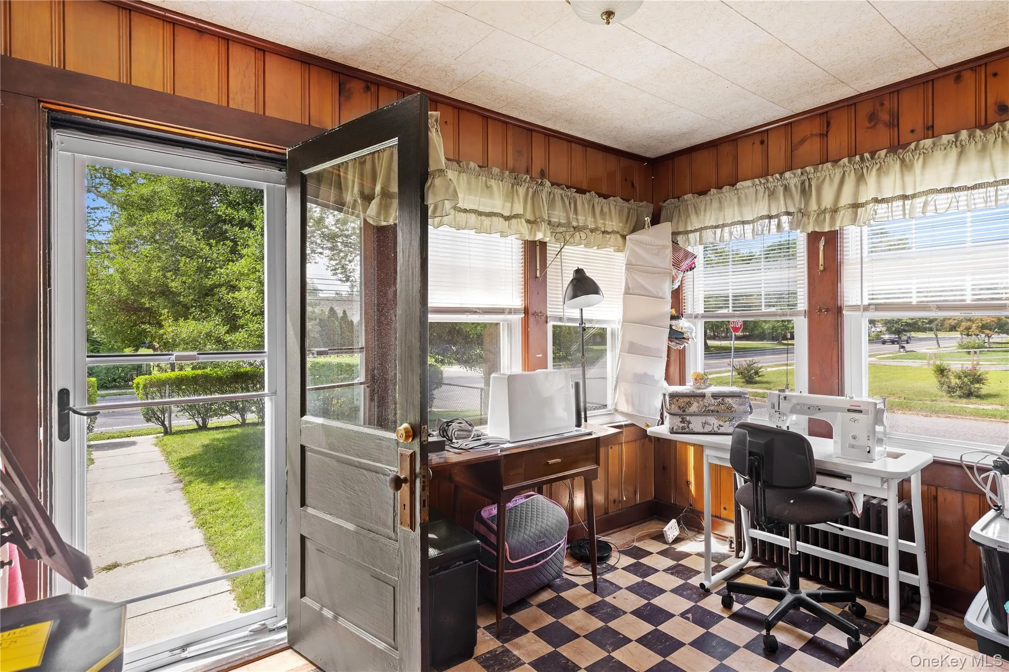 992 Roanoke Avenue, Riverhead, NY, 3 Bedrooms Bedrooms, 6 Rooms Rooms,1 BathroomBathrooms,Residential,For Rent,Roanoke,0,1051494 992 Roanoke Avenue, Riverhead, NY, 3 Bedrooms Bedrooms, 6 Rooms Rooms,1 BathroomBathrooms,Residential,For Rent,Roanoke,0,1051494