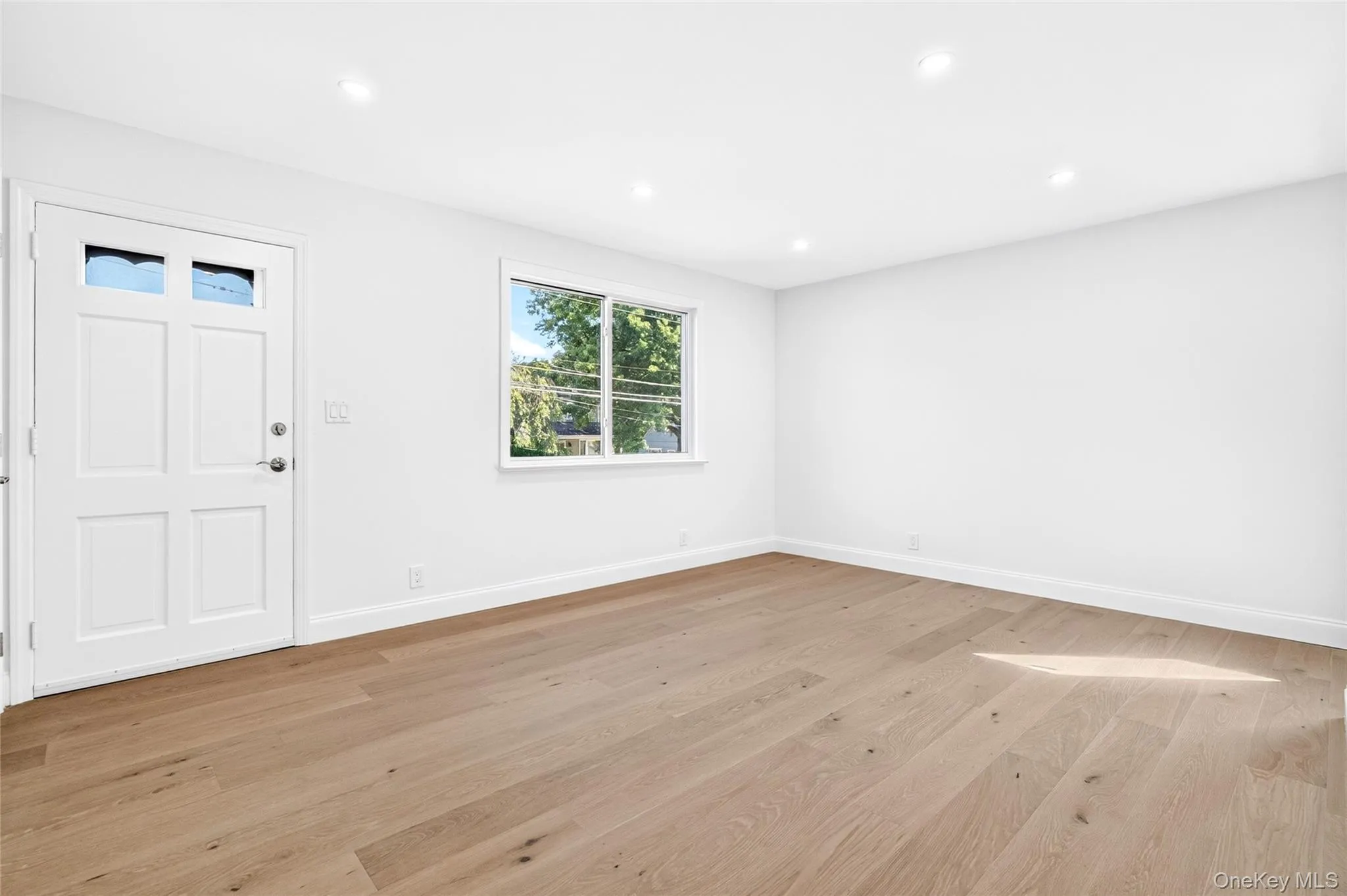 Entry/Living Room Entry/Living Room