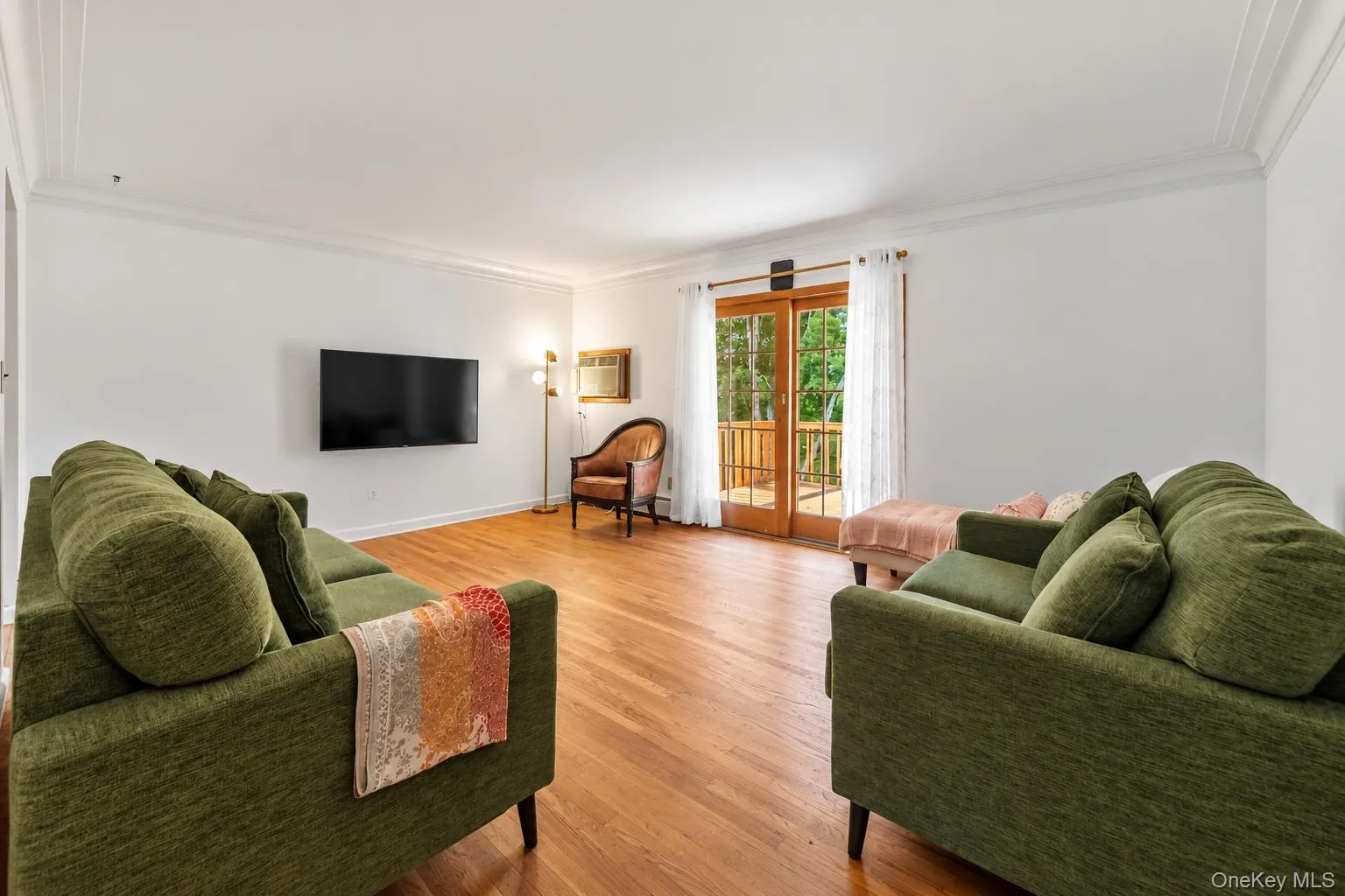 Living room is spacious and can accommodate all the furniture, family and friends! Living room is spacious and can accommodate all the furniture, family and friends!