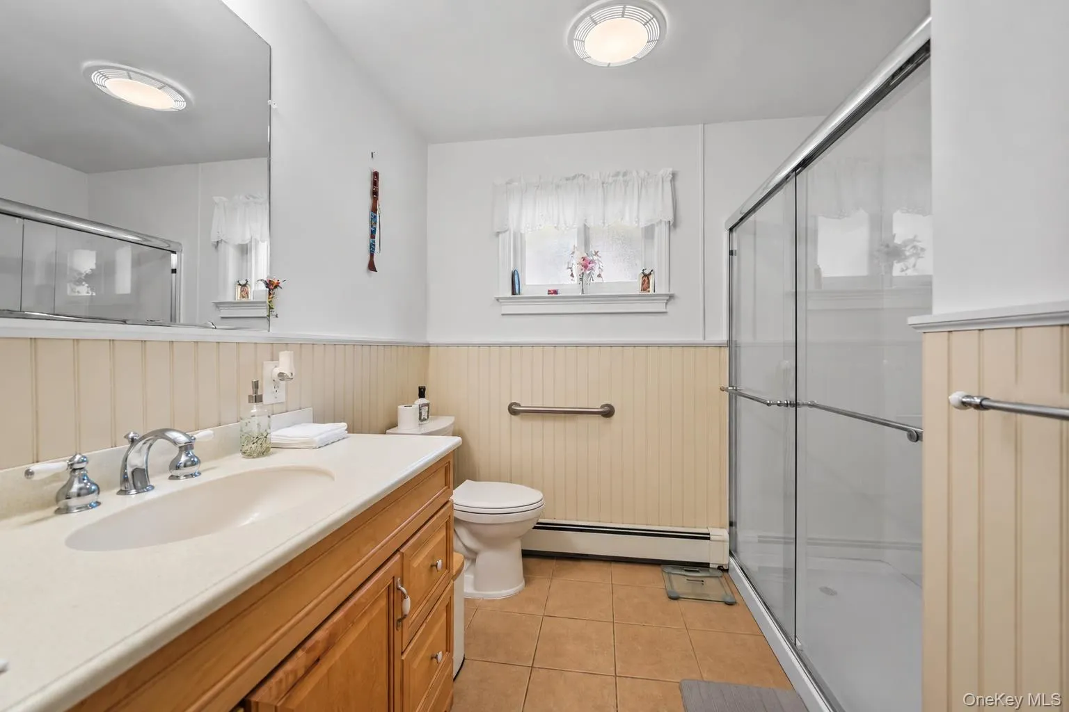 Bathroom is big, clean and totally functional Bathroom is big, clean and totally functional