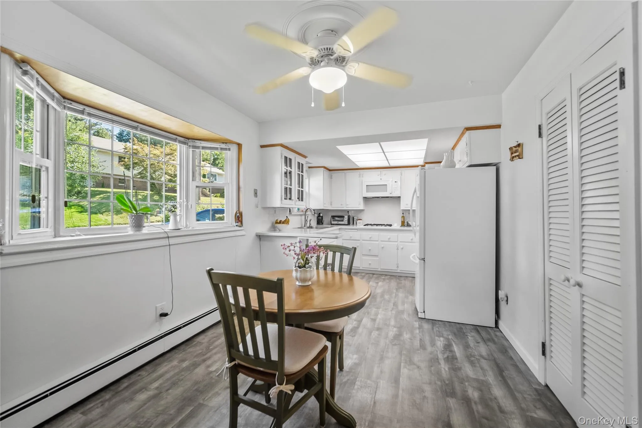 Generous sized eat-in area off the kitchen. Generous sized eat-in area off the kitchen.