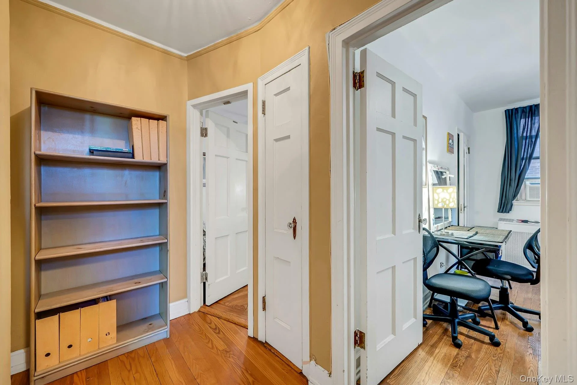 Bedroom entrances Bedroom entrances
