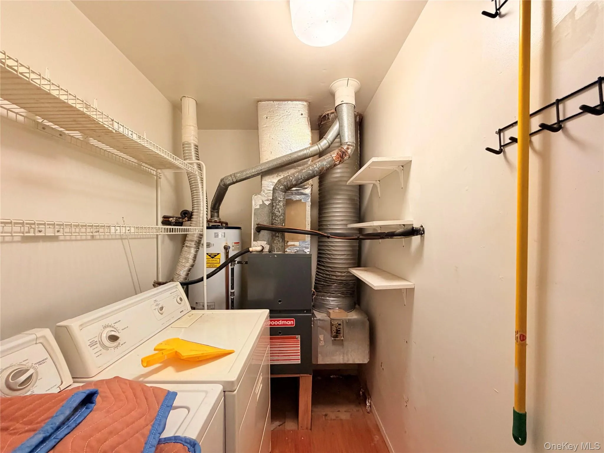 utility room / laundry room utility room / laundry room