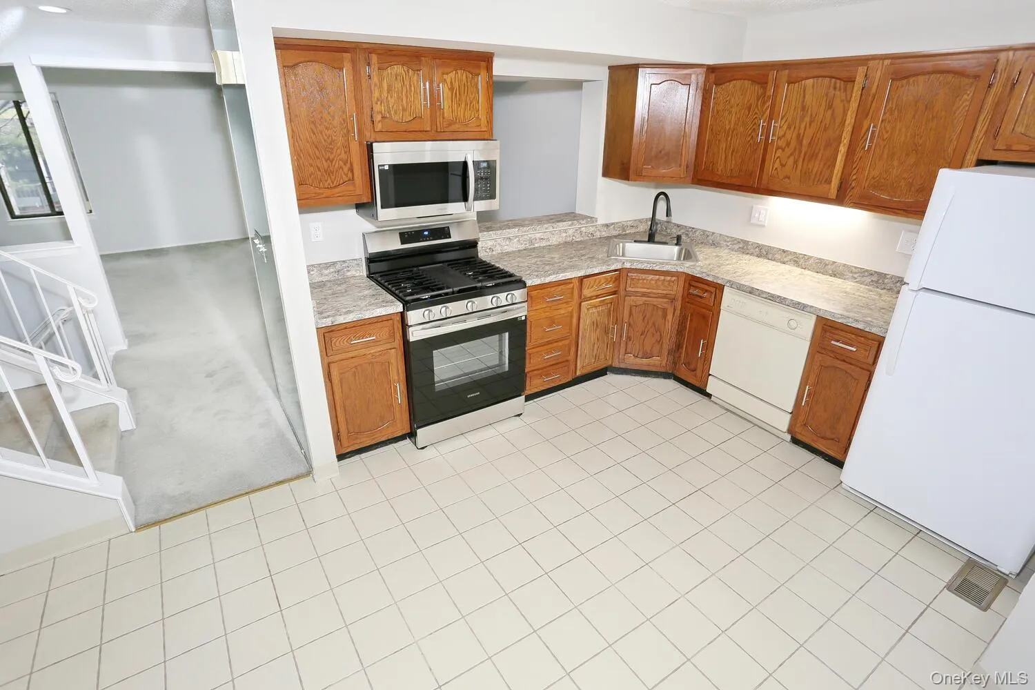 161 Treetop Circle, Clarkstown, NY, 2 Bedrooms Bedrooms, 6 Rooms Rooms,1 BathroomBathrooms,Residential Lease,For Rent,Treetop,0,1051586 161 Treetop Circle, Clarkstown, NY, 2 Bedrooms Bedrooms, 6 Rooms Rooms,1 BathroomBathrooms,Residential Lease,For Rent,Treetop,0,1051586