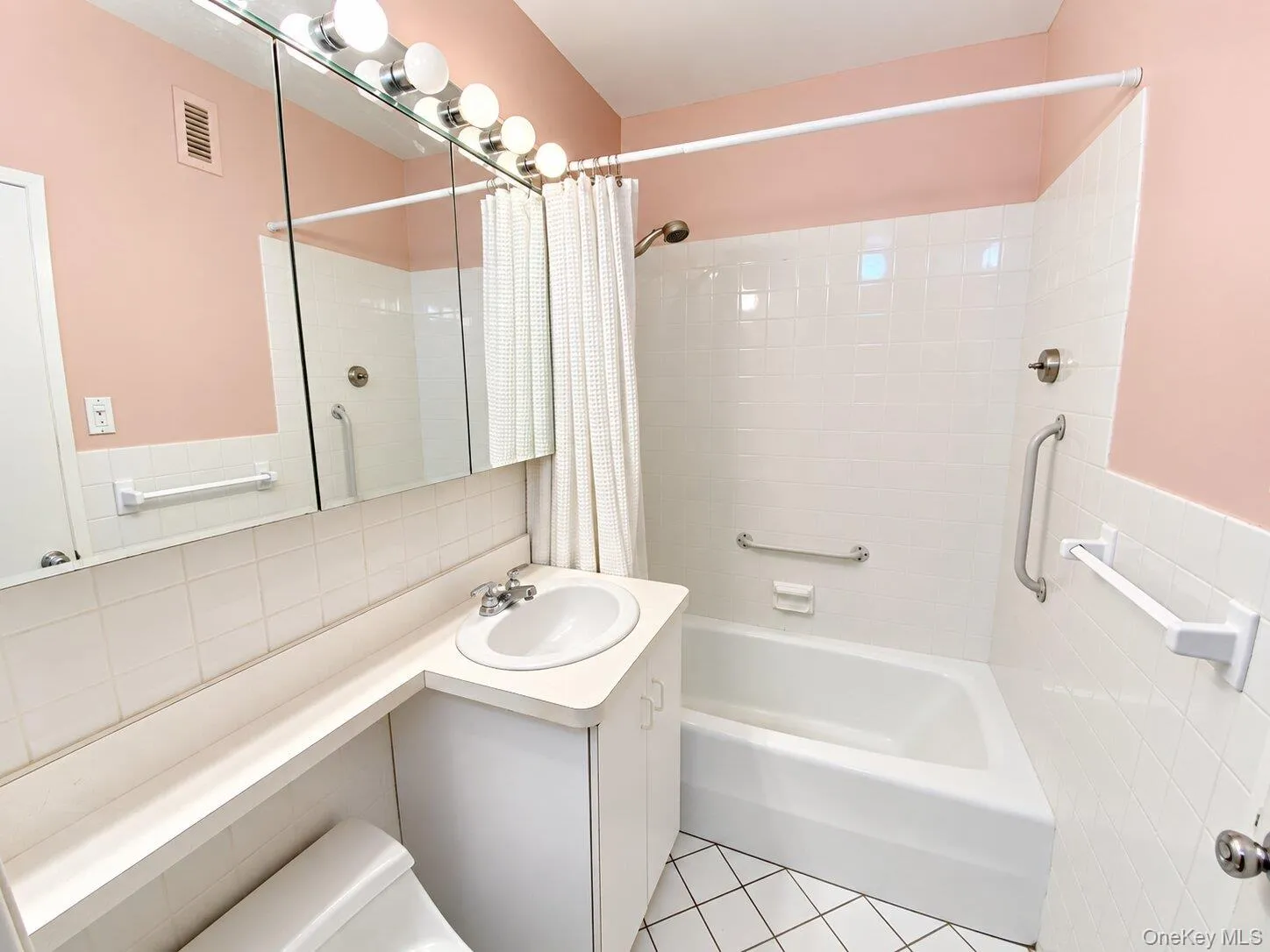 27010 Grand Central Parkway, New York, NY, 1 Bedroom Bedrooms, 5 Rooms Rooms,1 BathroomBathrooms,Residential,For Rent,Grand Central,0,1051590 27010 Grand Central Parkway, New York, NY, 1 Bedroom Bedrooms, 5 Rooms Rooms,1 BathroomBathrooms,Residential,For Rent,Grand Central,0,1051590