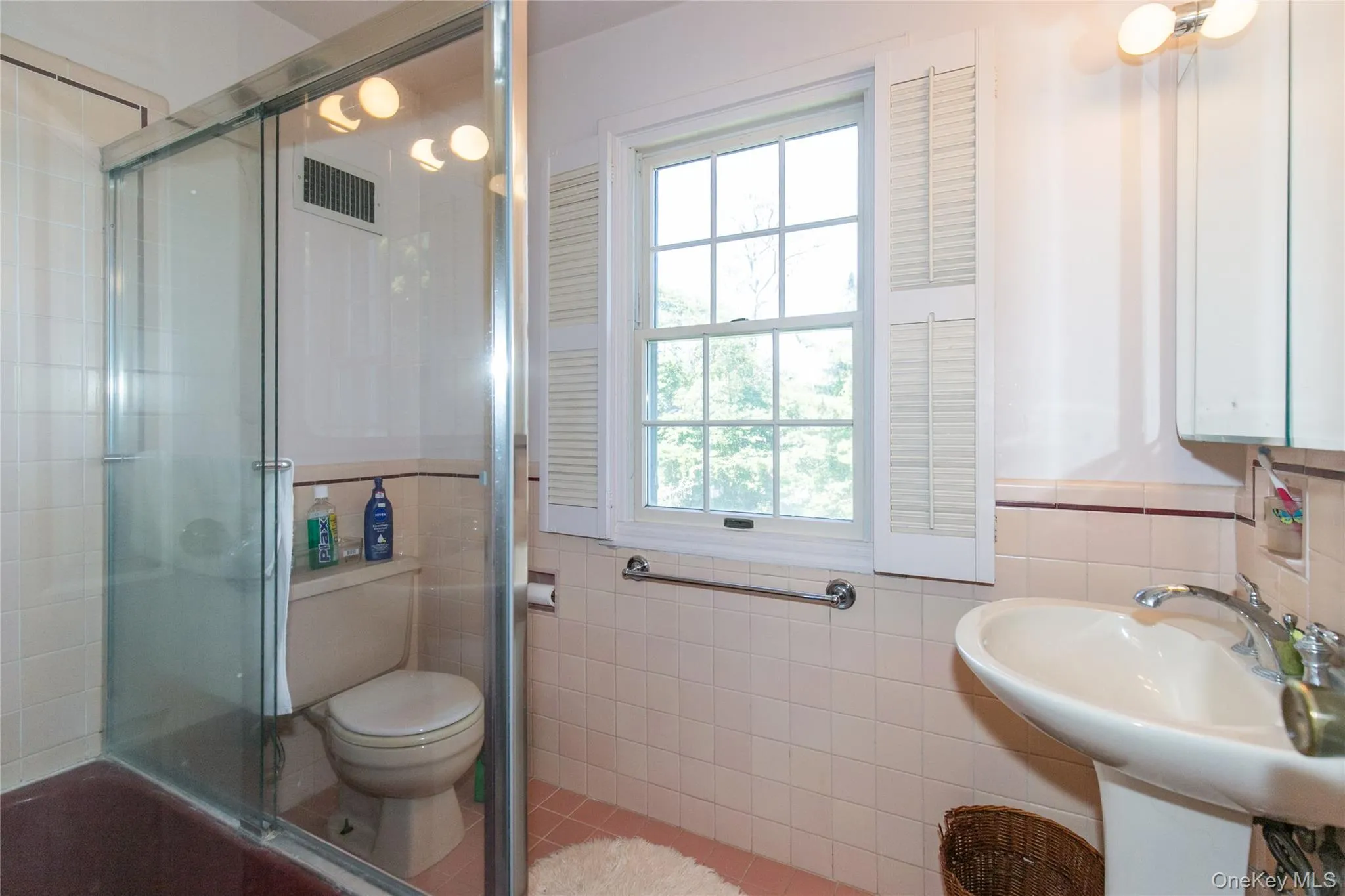 16 Birch Hill Road, North Hempstead, NY, 4 Bedrooms Bedrooms, 8 Rooms Rooms,3 BathroomsBathrooms,Residential,For Rent,Birch Hill,0,1051601 16 Birch Hill Road, North Hempstead, NY, 4 Bedrooms Bedrooms, 8 Rooms Rooms,3 BathroomsBathrooms,Residential,For Rent,Birch Hill,0,1051601