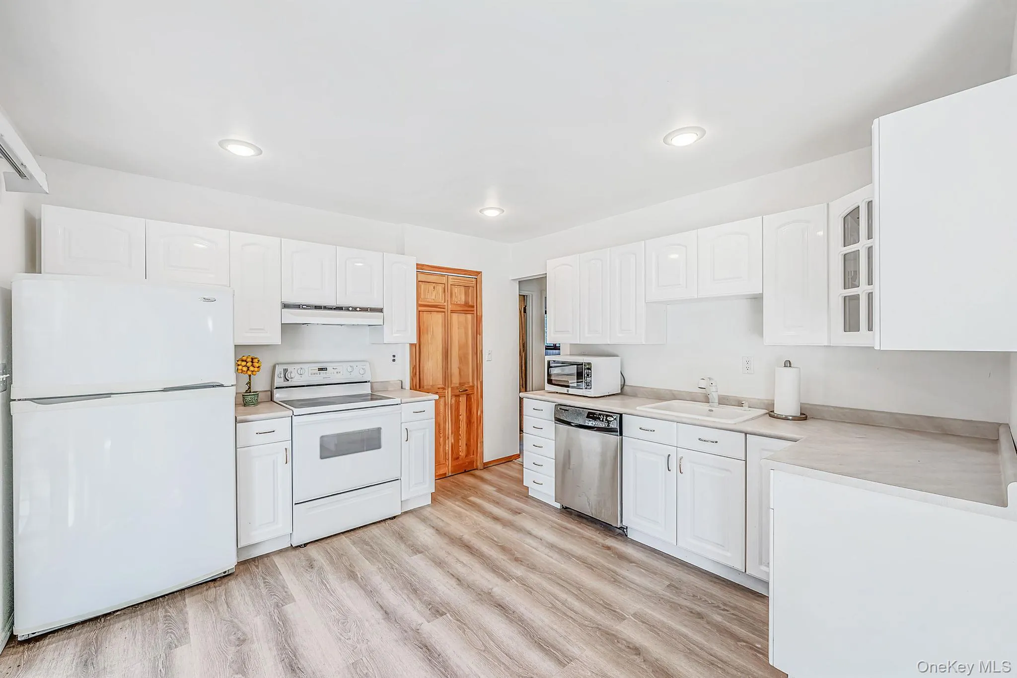17 Fenwick Avenue, Brookhaven, NY, 5 Bedrooms Bedrooms, 8 Rooms Rooms,3 BathroomsBathrooms,Residential,For Rent,Fenwick,0,1051639 17 Fenwick Avenue, Brookhaven, NY, 5 Bedrooms Bedrooms, 8 Rooms Rooms,3 BathroomsBathrooms,Residential,For Rent,Fenwick,0,1051639