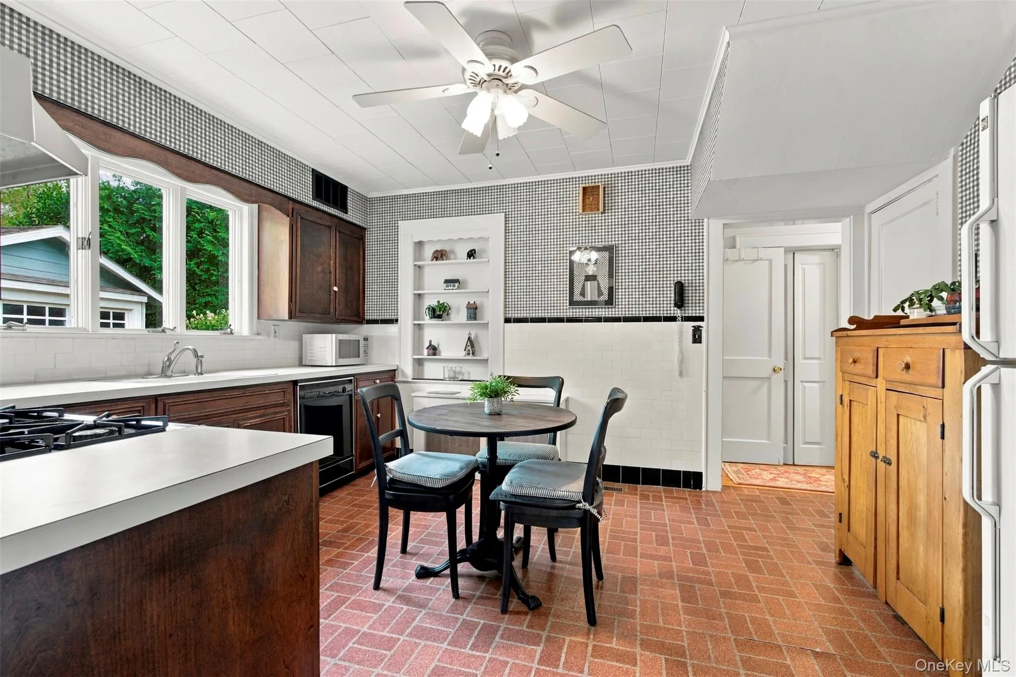 Triple windows over the sink and ample counter space. Triple windows over the sink and ample counter space.
