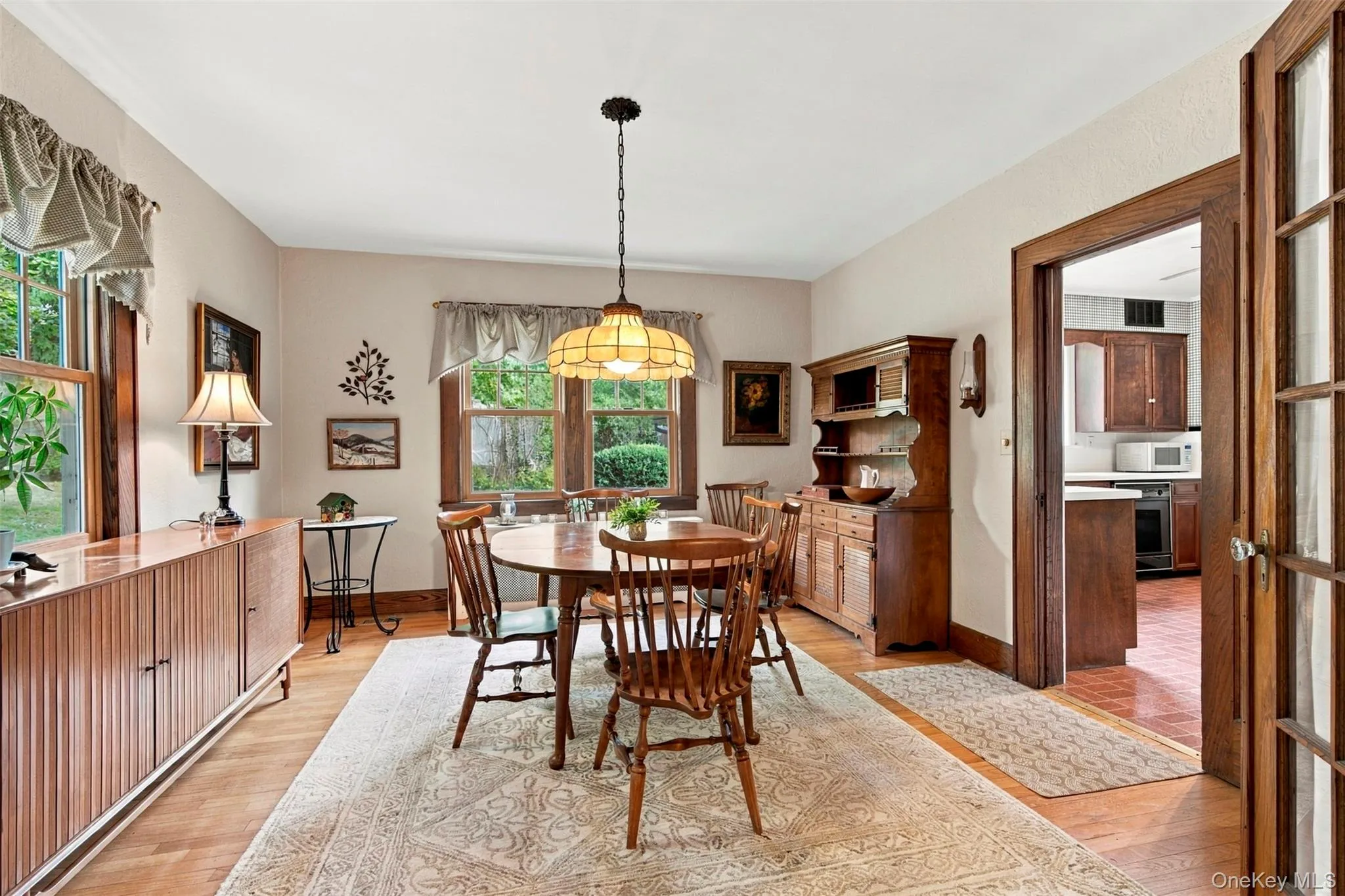 Spacious Dining Room with double exposure, adjacent to the Kitchen. Spacious Dining Room with double exposure, adjacent to the Kitchen.
