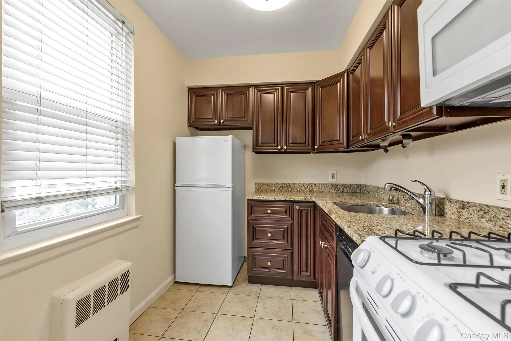 275 Maple Avenue, Hempstead, NY, 1 Bedroom Bedrooms, 4 Room Rooms,1 BathroomBathrooms,Residential Lease,For Rent,Maple,0,1051726 275 Maple Avenue, Hempstead, NY, 1 Bedroom Bedrooms, 4 Room Rooms,1 BathroomBathrooms,Residential Lease,For Rent,Maple,0,1051726