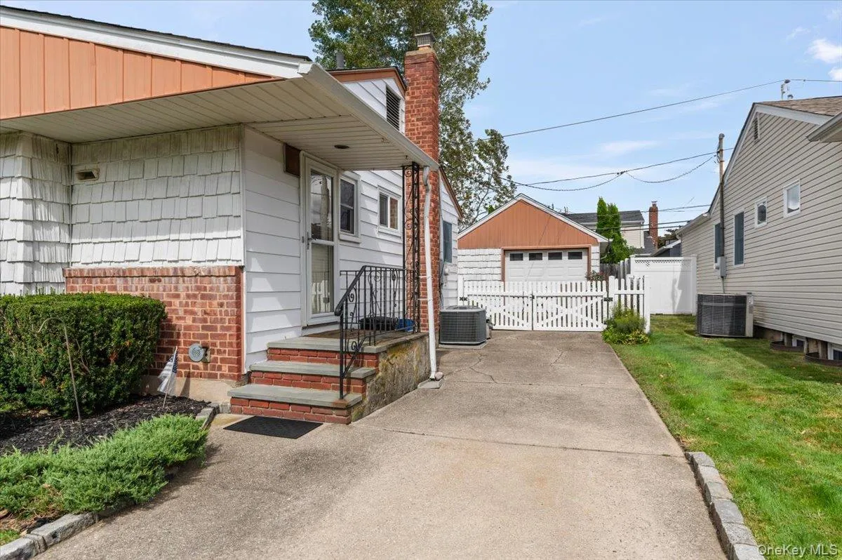 41 Cornell Lane, Oyster Bay, NY, 3 Bedrooms Bedrooms, 7 Rooms Rooms,1 BathroomBathrooms,Residential,For Rent,Cornell,0,1051750 41 Cornell Lane, Oyster Bay, NY, 3 Bedrooms Bedrooms, 7 Rooms Rooms,1 BathroomBathrooms,Residential,For Rent,Cornell,0,1051750