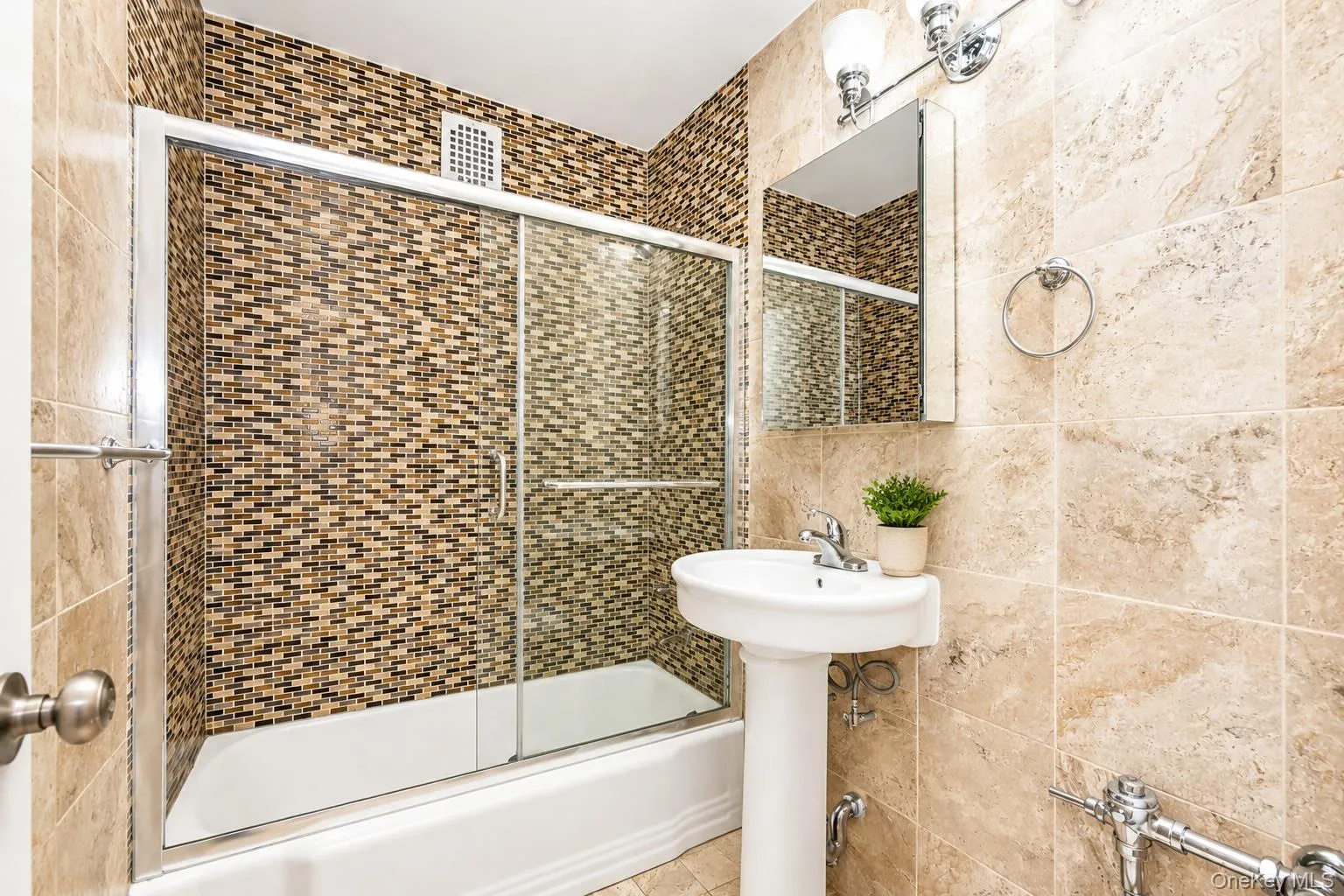 85-10 151st Avenue, New York, NY, 1 Bedroom Bedrooms, 4 Rooms Rooms,1 BathroomBathrooms,Residential,For Rent,151st,0,1051778 85-10 151st Avenue, New York, NY, 1 Bedroom Bedrooms, 4 Rooms Rooms,1 BathroomBathrooms,Residential,For Rent,151st,0,1051778