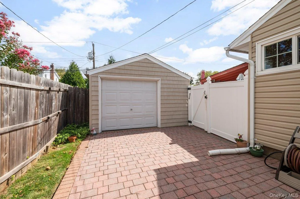 45 Berkshire Road, Oyster Bay, NY, 4 Bedrooms Bedrooms, 7 Rooms Rooms,1 BathroomBathrooms,Residential,For Rent,Berkshire,0,1051784 45 Berkshire Road, Oyster Bay, NY, 4 Bedrooms Bedrooms, 7 Rooms Rooms,1 BathroomBathrooms,Residential,For Rent,Berkshire,0,1051784