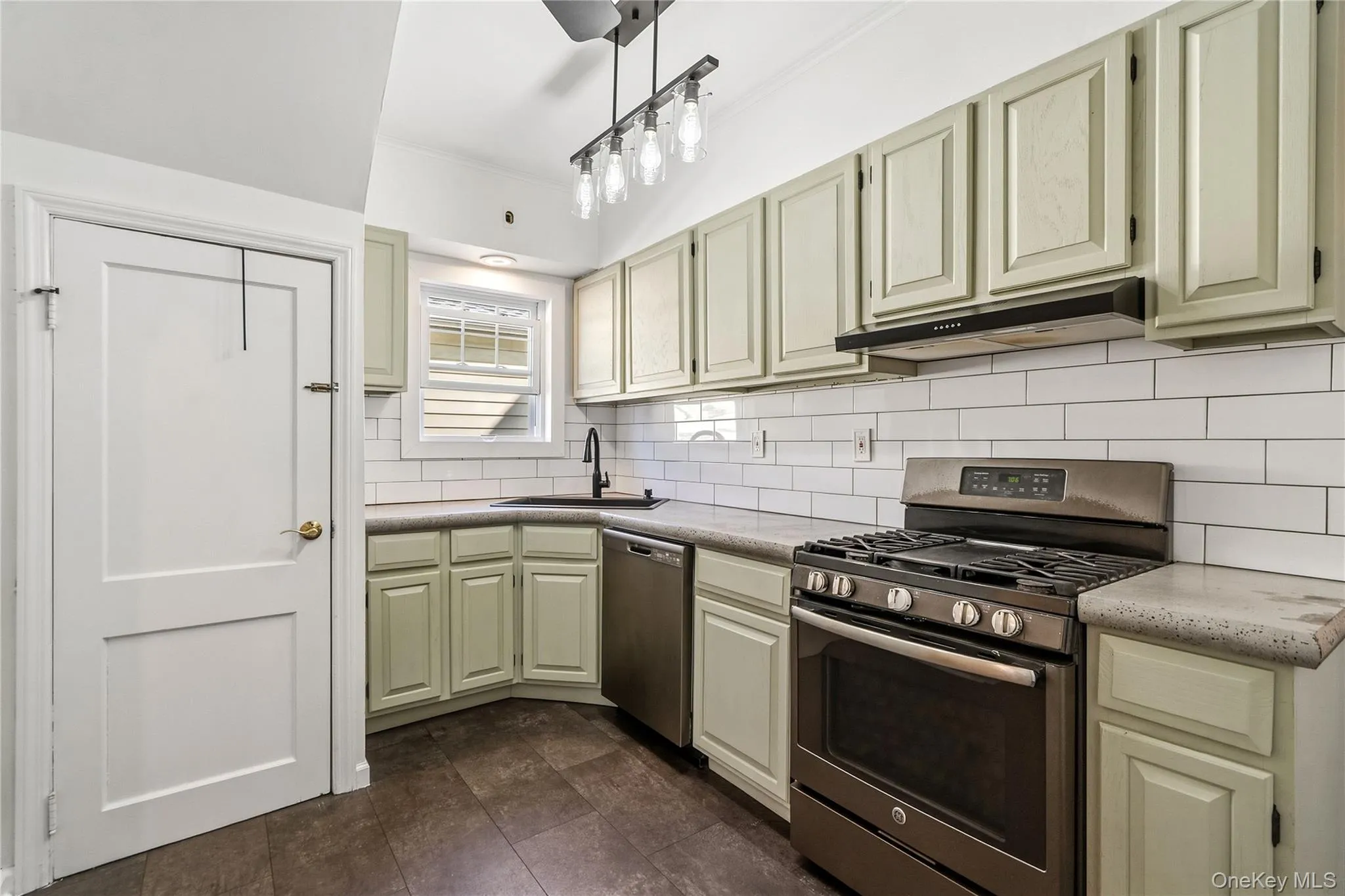120 High Street, Babylon, NY, 3 Bedrooms Bedrooms, 7 Rooms Rooms,2 BathroomsBathrooms,Residential Lease,For Rent,High,0,1051792 120 High Street, Babylon, NY, 3 Bedrooms Bedrooms, 7 Rooms Rooms,2 BathroomsBathrooms,Residential Lease,For Rent,High,0,1051792